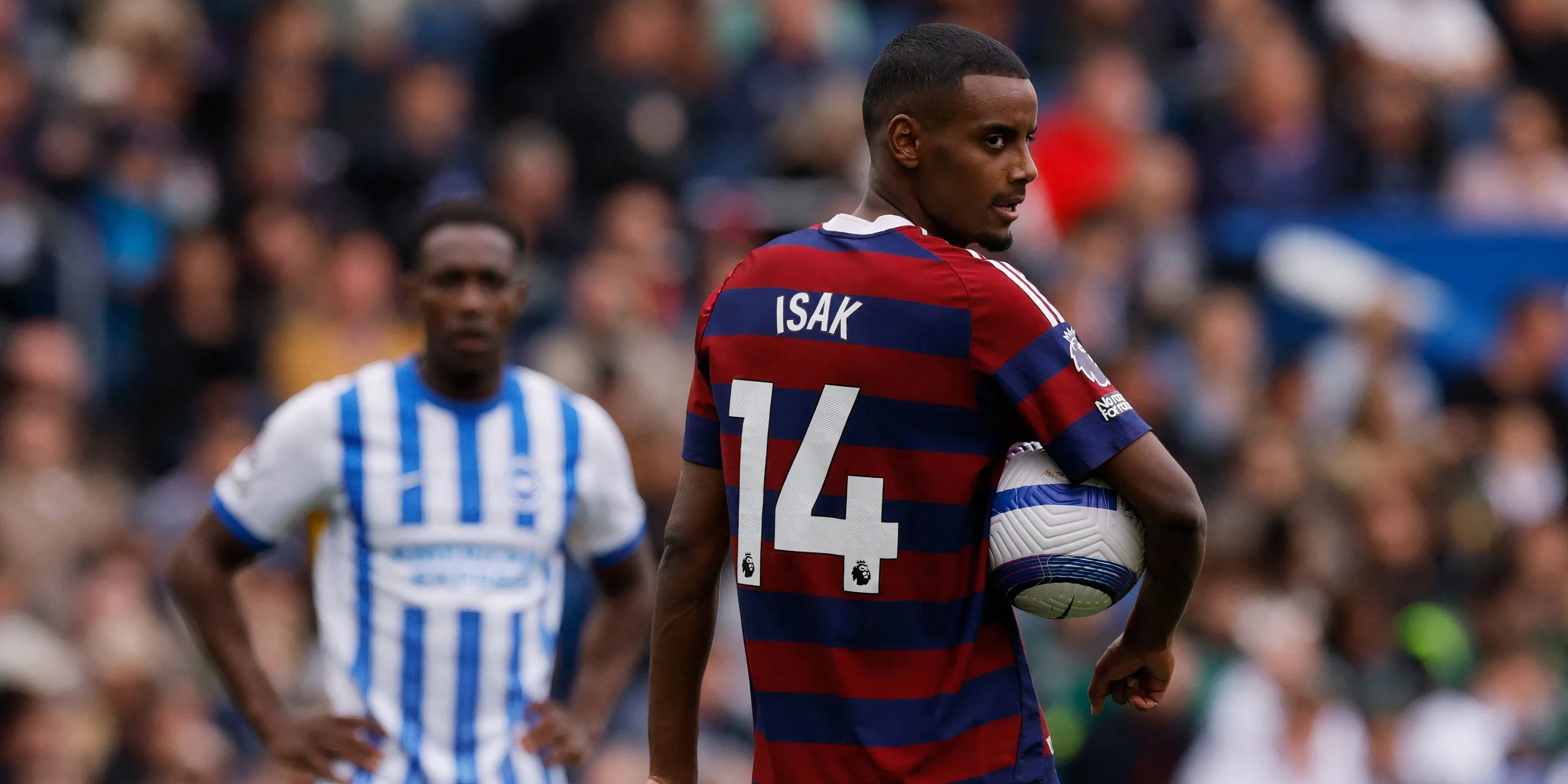 Alexander Isak đi bóng trong trận hòa với Brighton