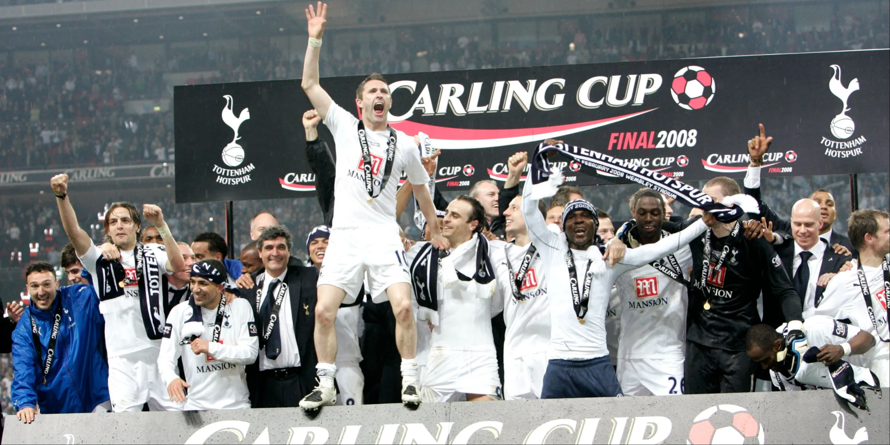 Biểu tượng CLB Tottenham Hotspur trên nền áo đấu