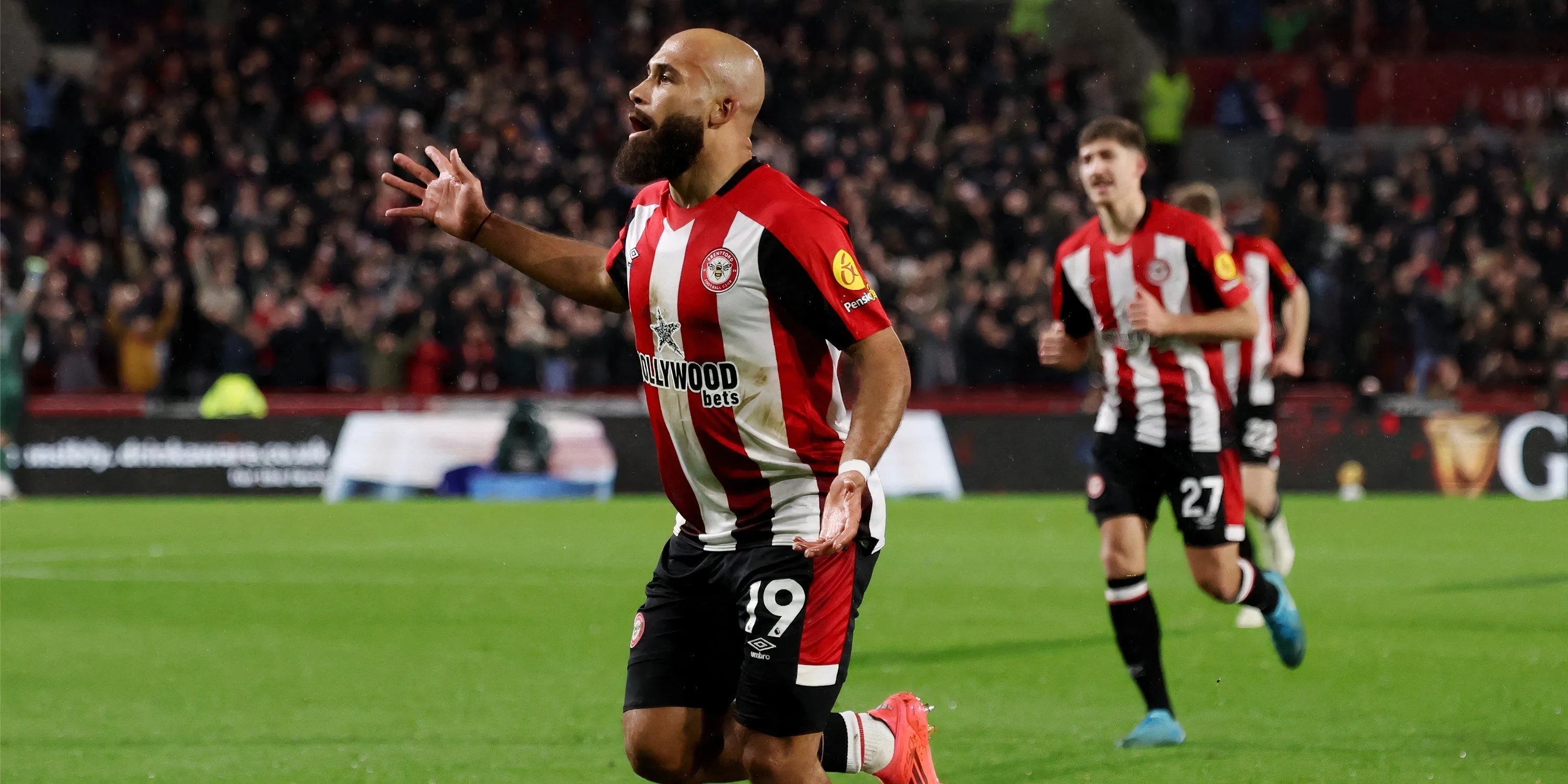 Bryan Mbeumo ăn mừng bàn thắng cho Brentford