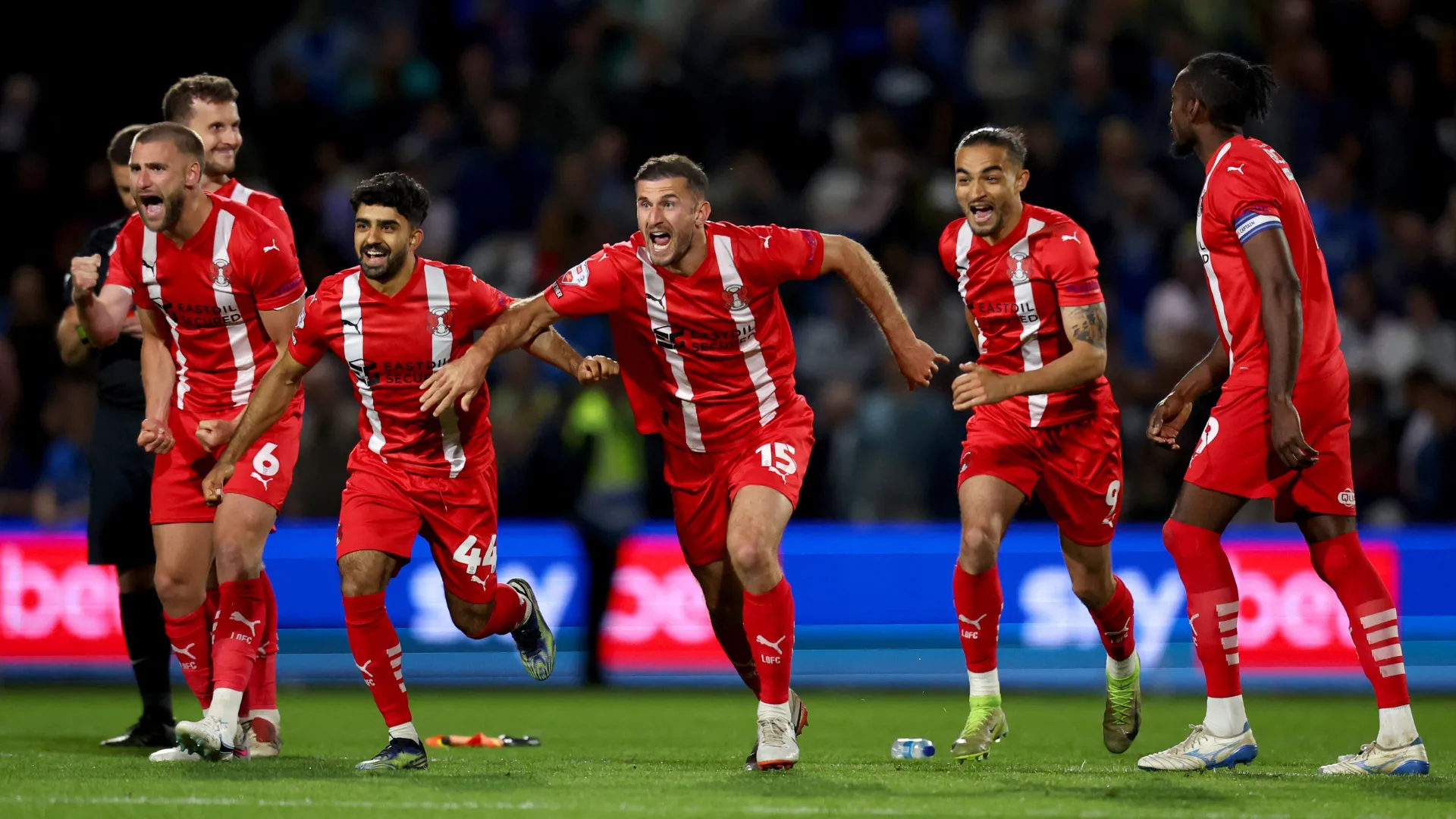 Các cầu thủ Leyton Orient ăn mừng thành tích ấn tượng mùa giải