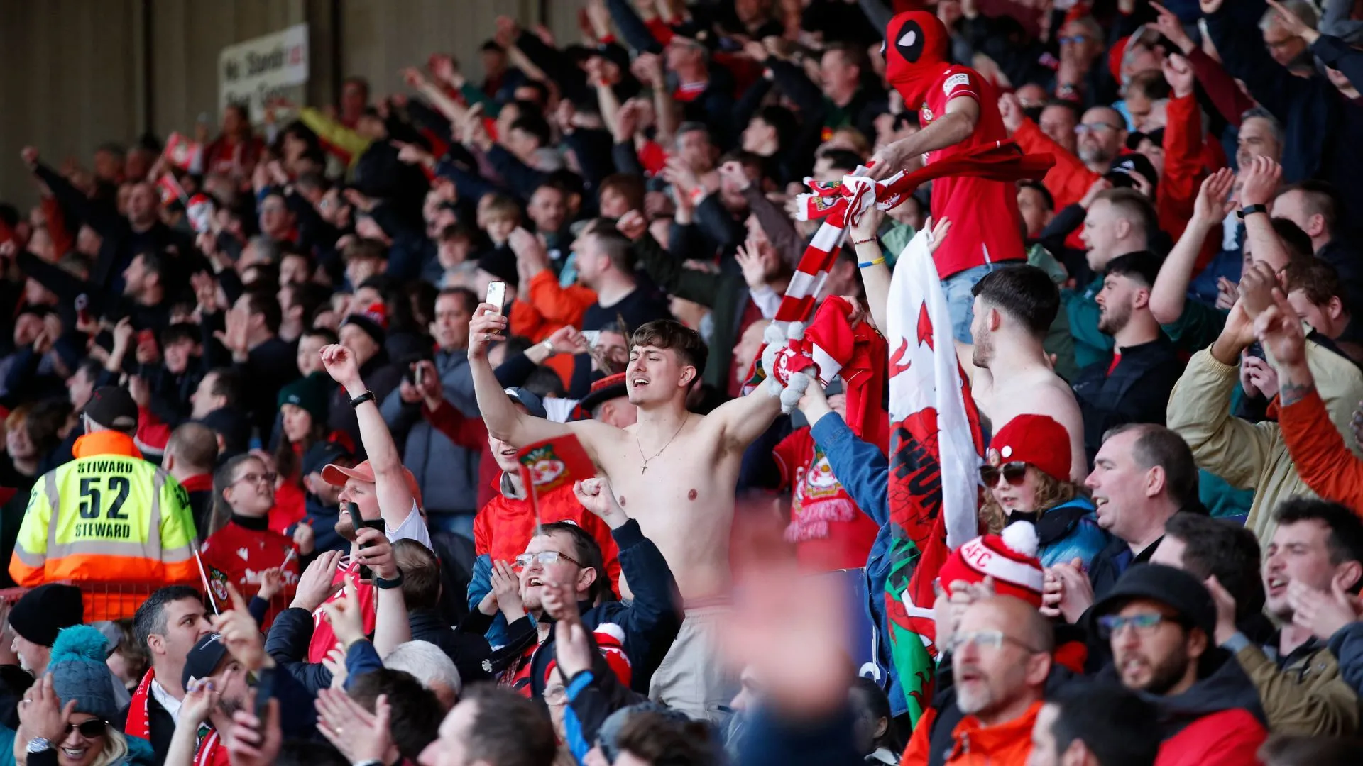 Các cổ động viên Wrexham trên khán đài sân vận động Racecourse Ground