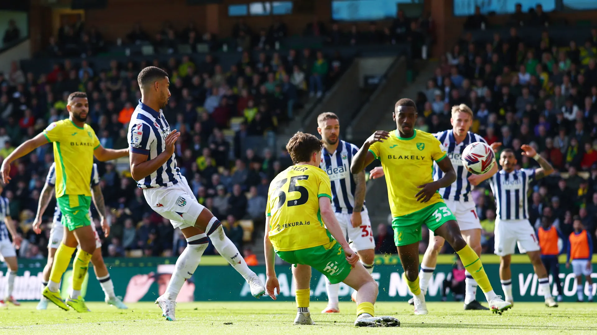 Cầu thủ Norwich City trong một trận đấu tại Championship