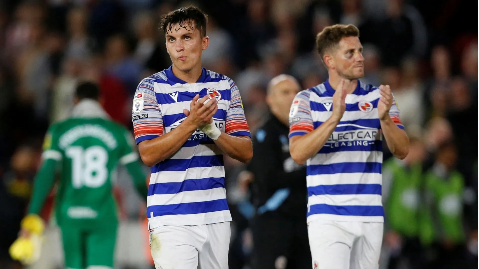 Cầu thủ Tom McIntyre trong màu áo Portsmouth
