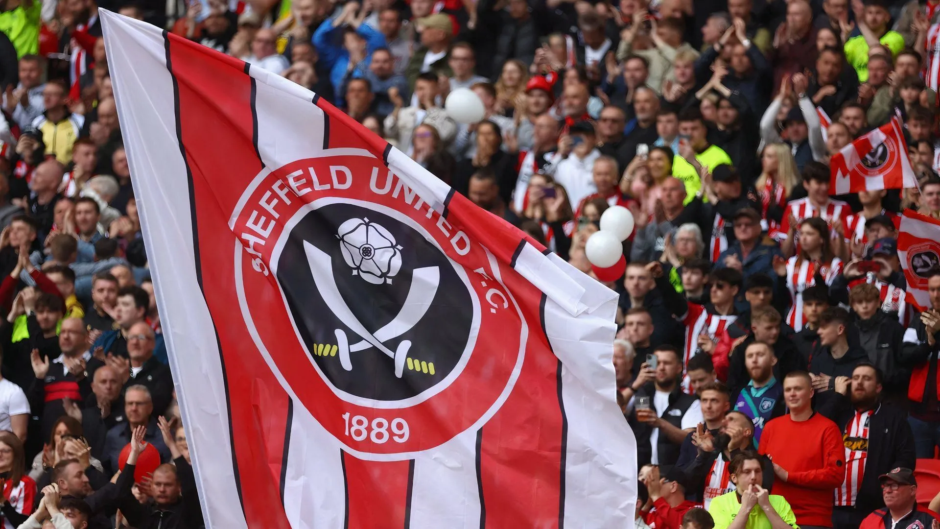 Cờ của cổ động viên Sheffield United trên khán đài sân vận động Wembley trước trận chung kết quyết định thăng hạng Premier League