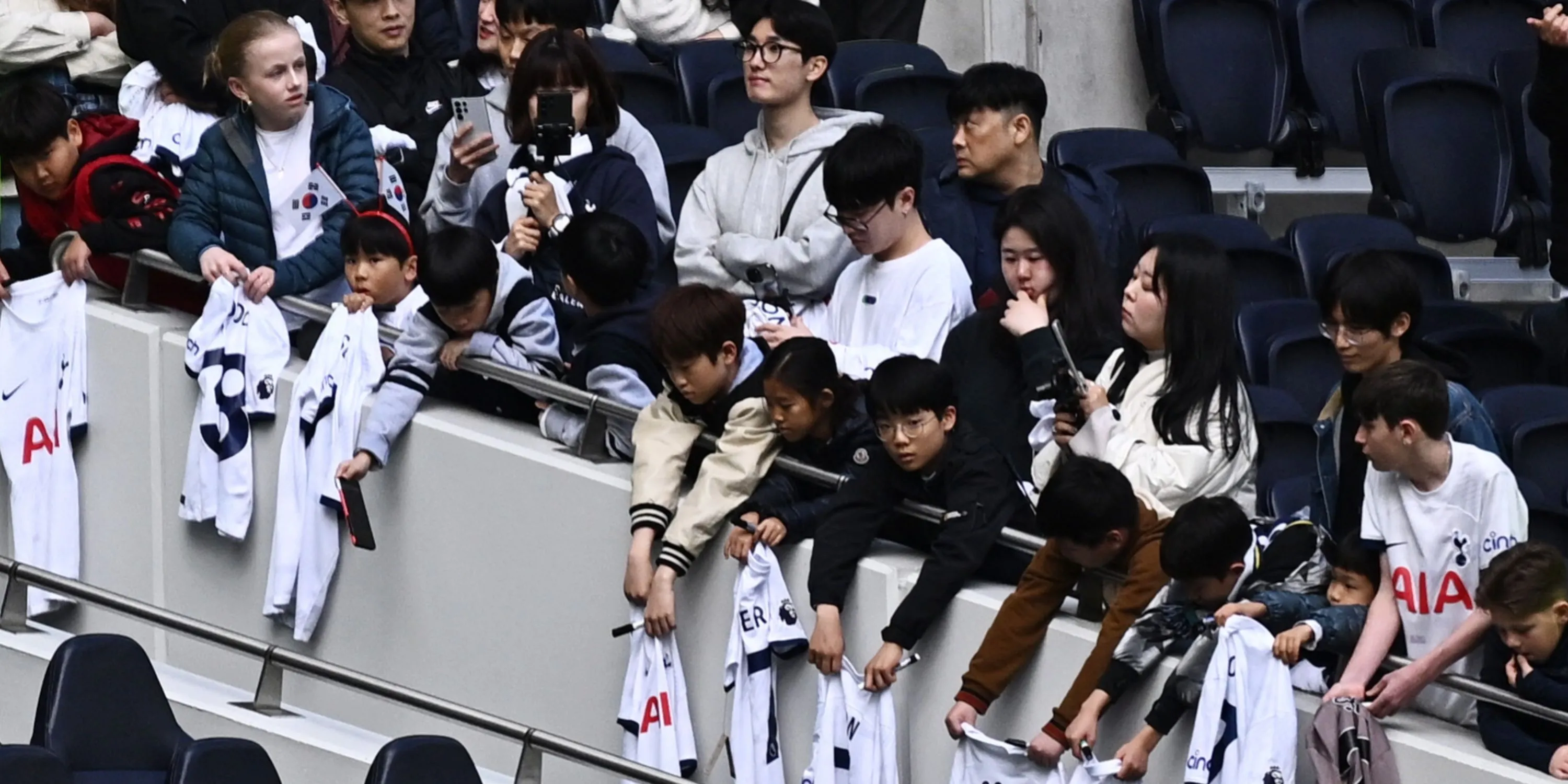 Cổ động viên Tottenham cuồng nhiệt cổ vũ đội nhà trên khán đài