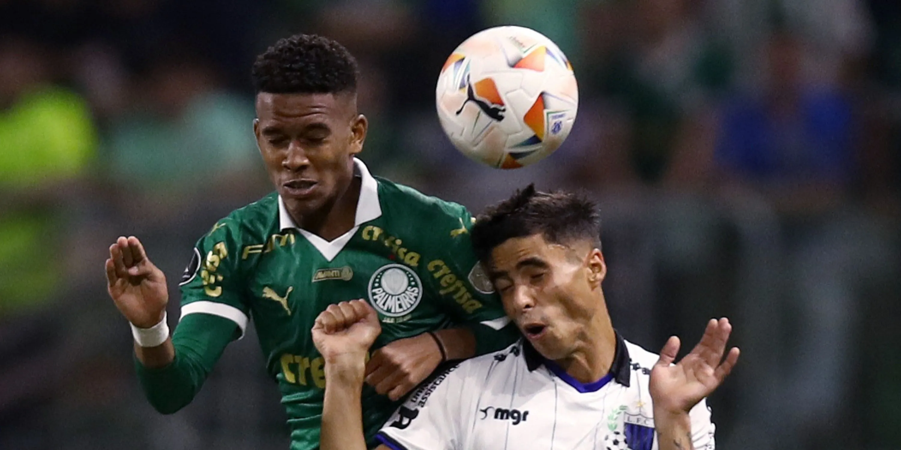 Estêvão Willian đi bóng trong màu áo Palmeiras tại Brasileirão