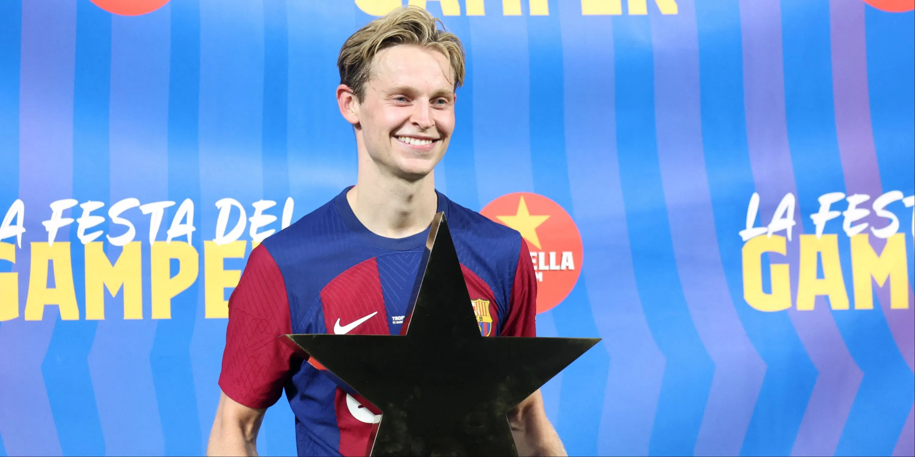 Frenkie de Jong trong màu áo Barcelona thể hiện khả năng kiểm soát bóng ấn tượng