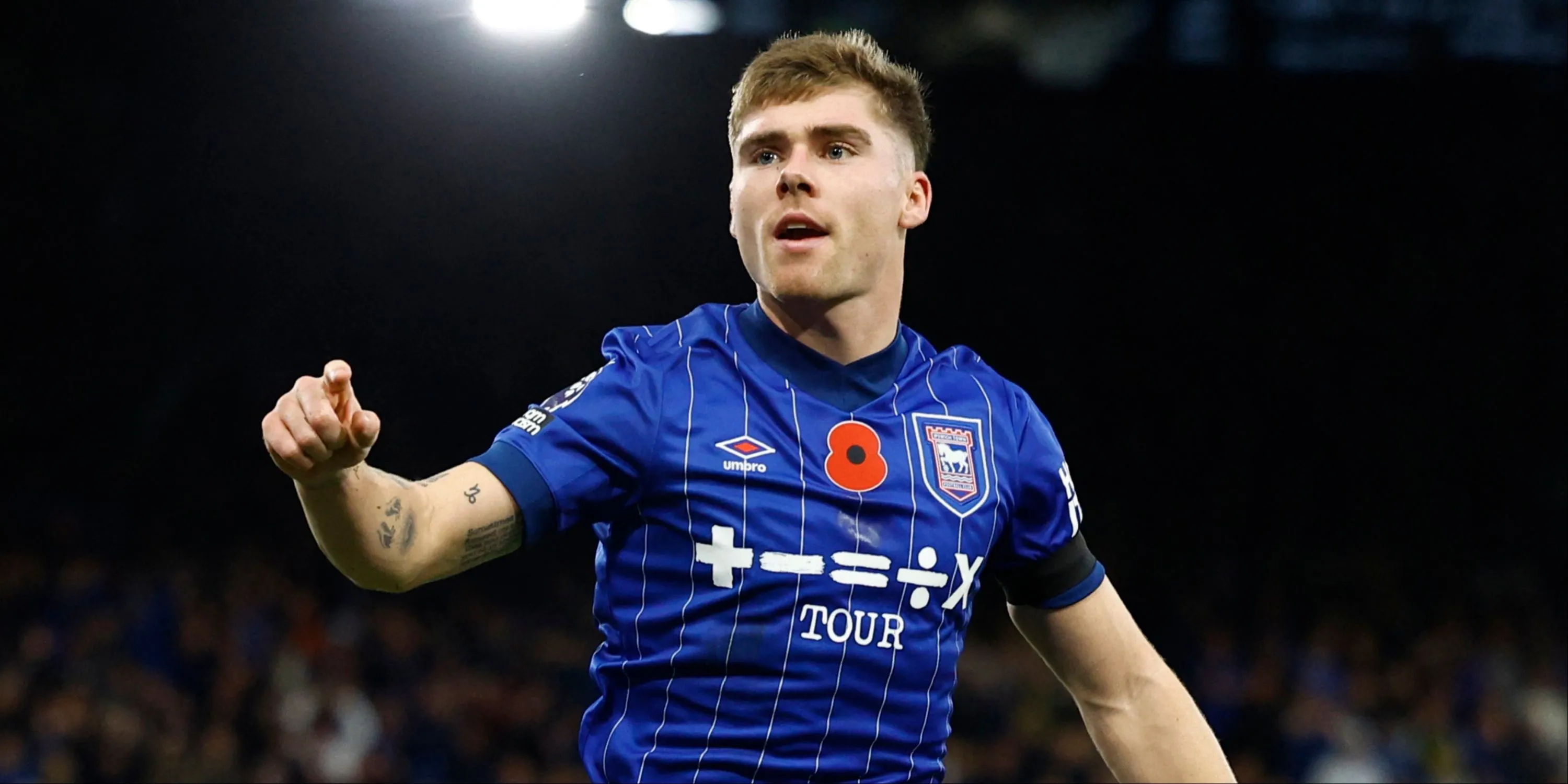 Hậu vệ Leif Davis của Ipswich trong một pha lên bóng