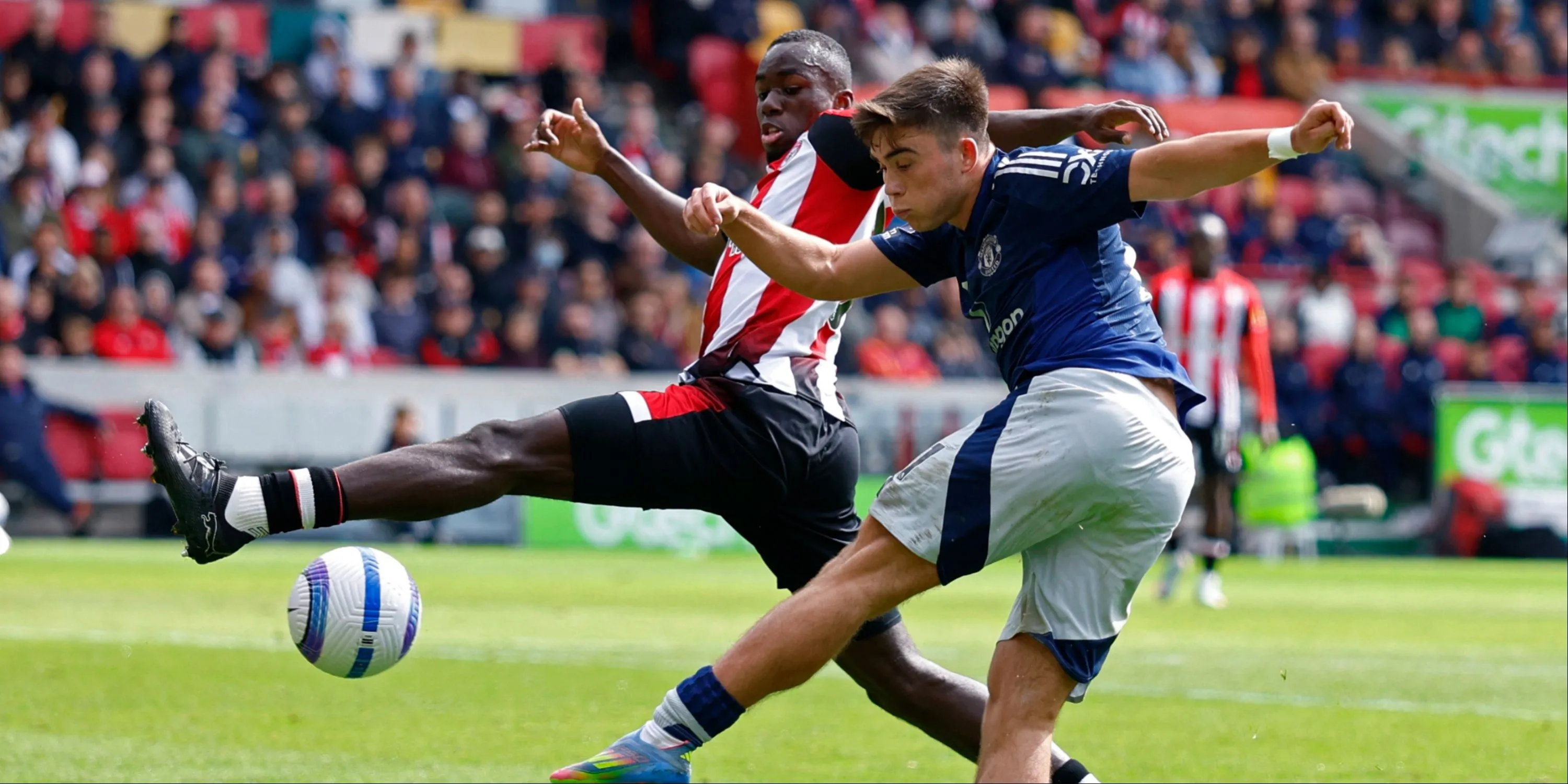 Hậu vệ trẻ Harry Amass gặp khó khăn trong trận đấu với Brentford