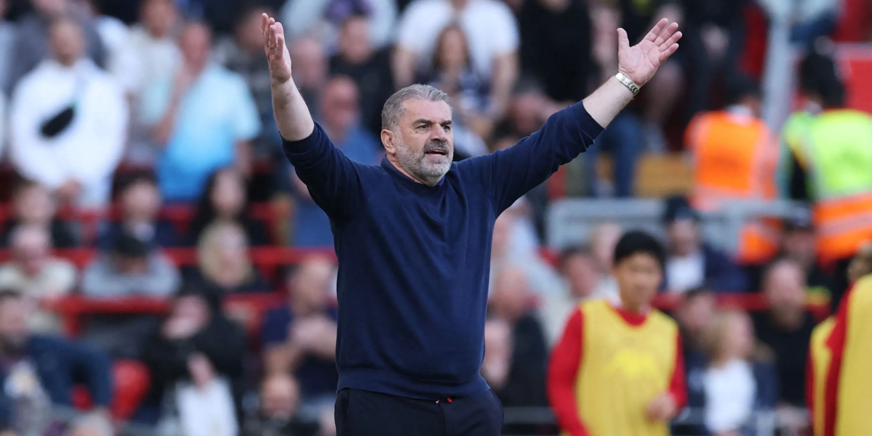 HLV Ange Postecoglou đứng bên đường biên trong một trận đấu Premier League của Tottenham