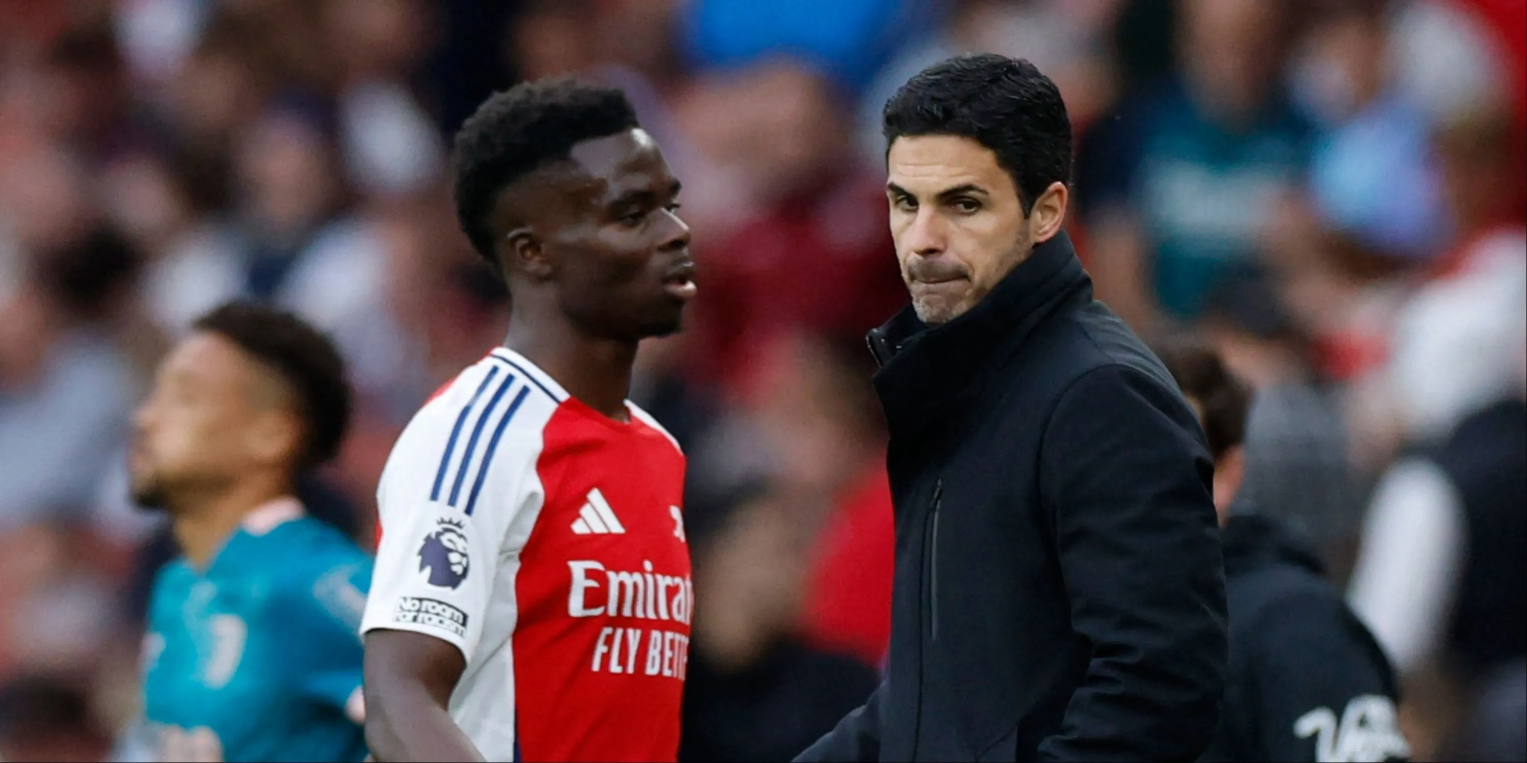 HLV Mikel Arteta trao đổi chiến thuật với Bukayo Saka bên đường biên