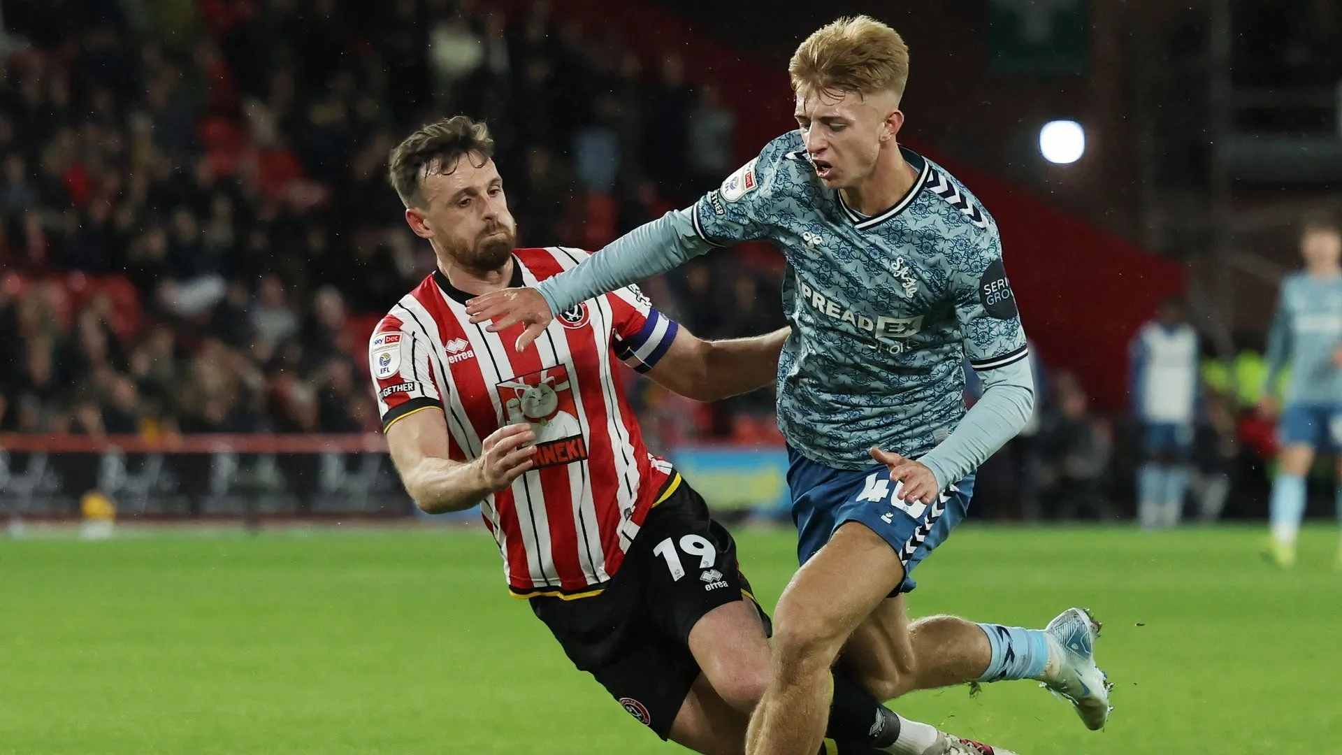 Jack Robinson của Sheffield United tranh bóng với cầu thủ Sunderland