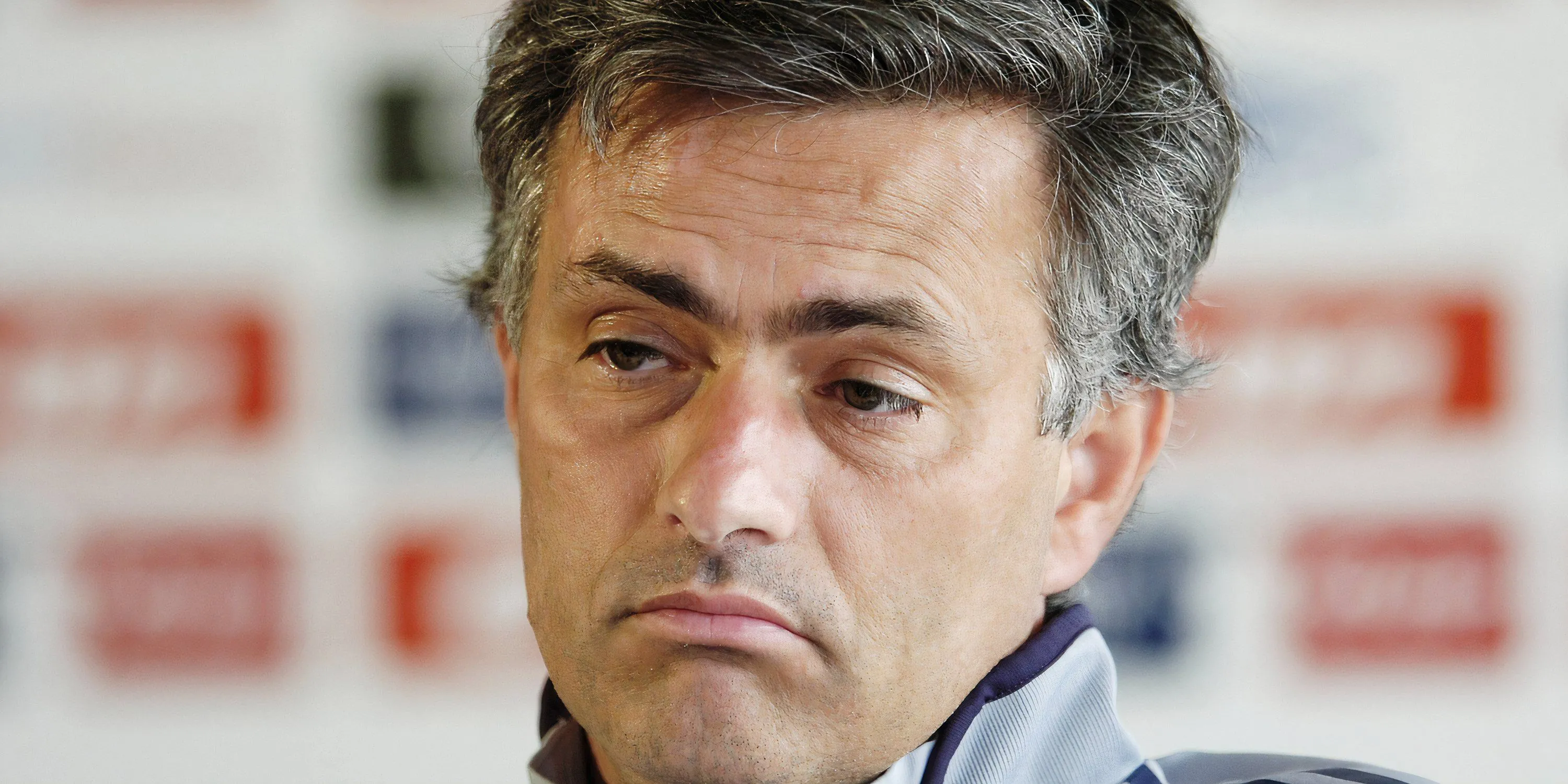 Jose Mourinho trong buổi họp báo khi còn dẫn dắt Chelsea, từng là HLV Tottenham