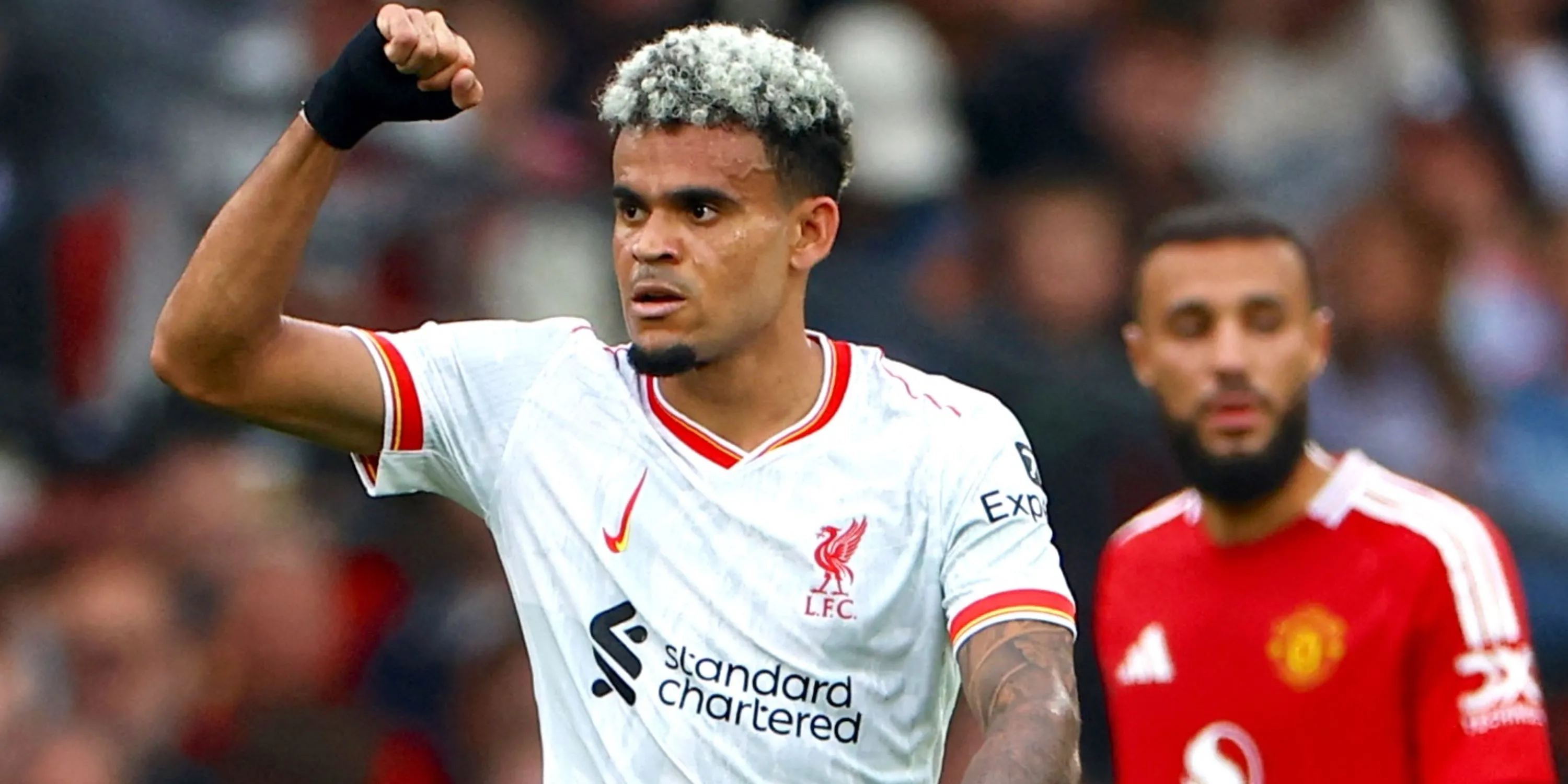 Luis Diaz của Liverpool đi bóng kỹ thuật trong trận đấu với Manchester United