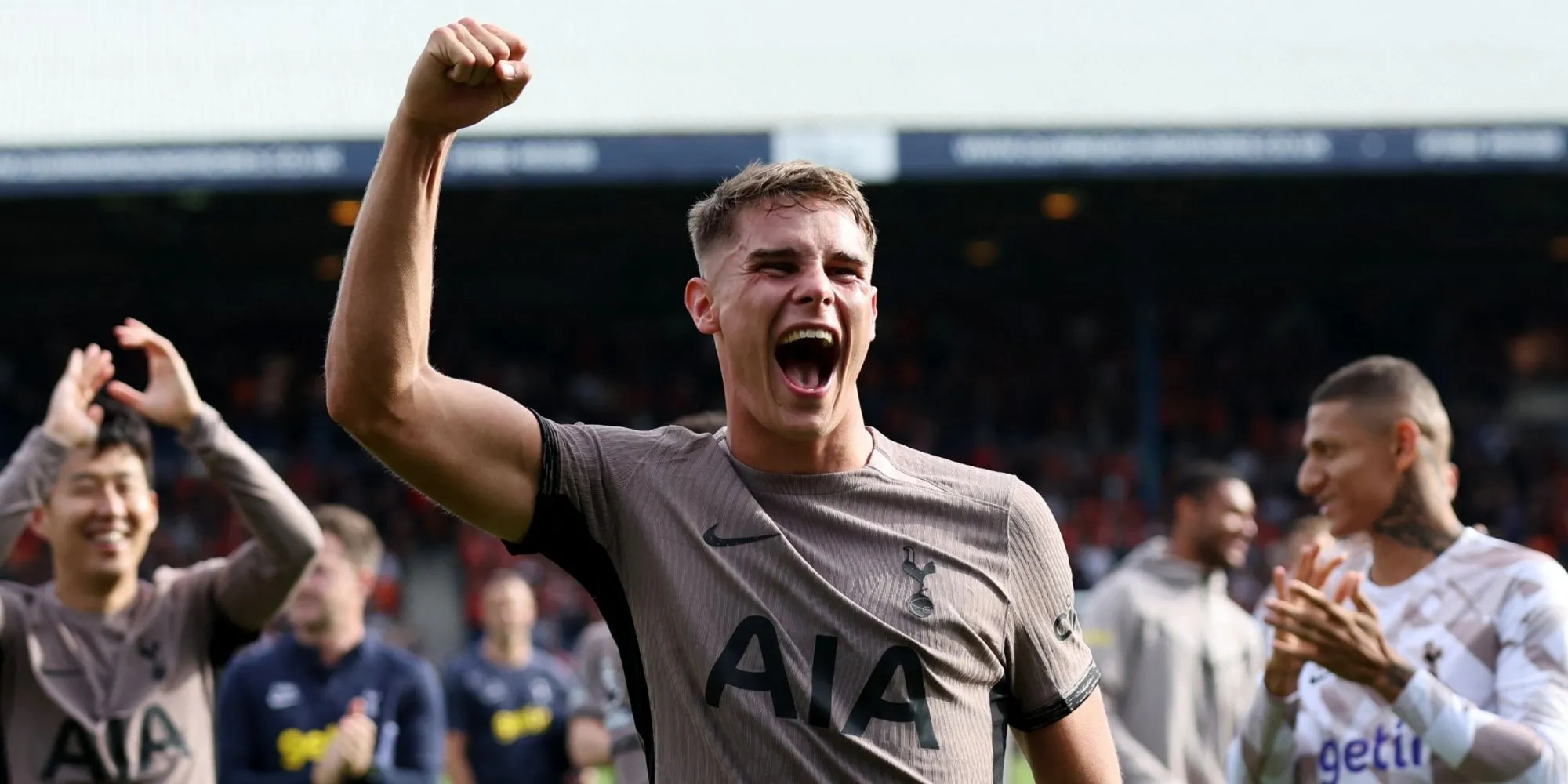 Micky van de Ven trung vệ Tottenham ăn mừng sau trận đấu thể hiện sự gắn kết