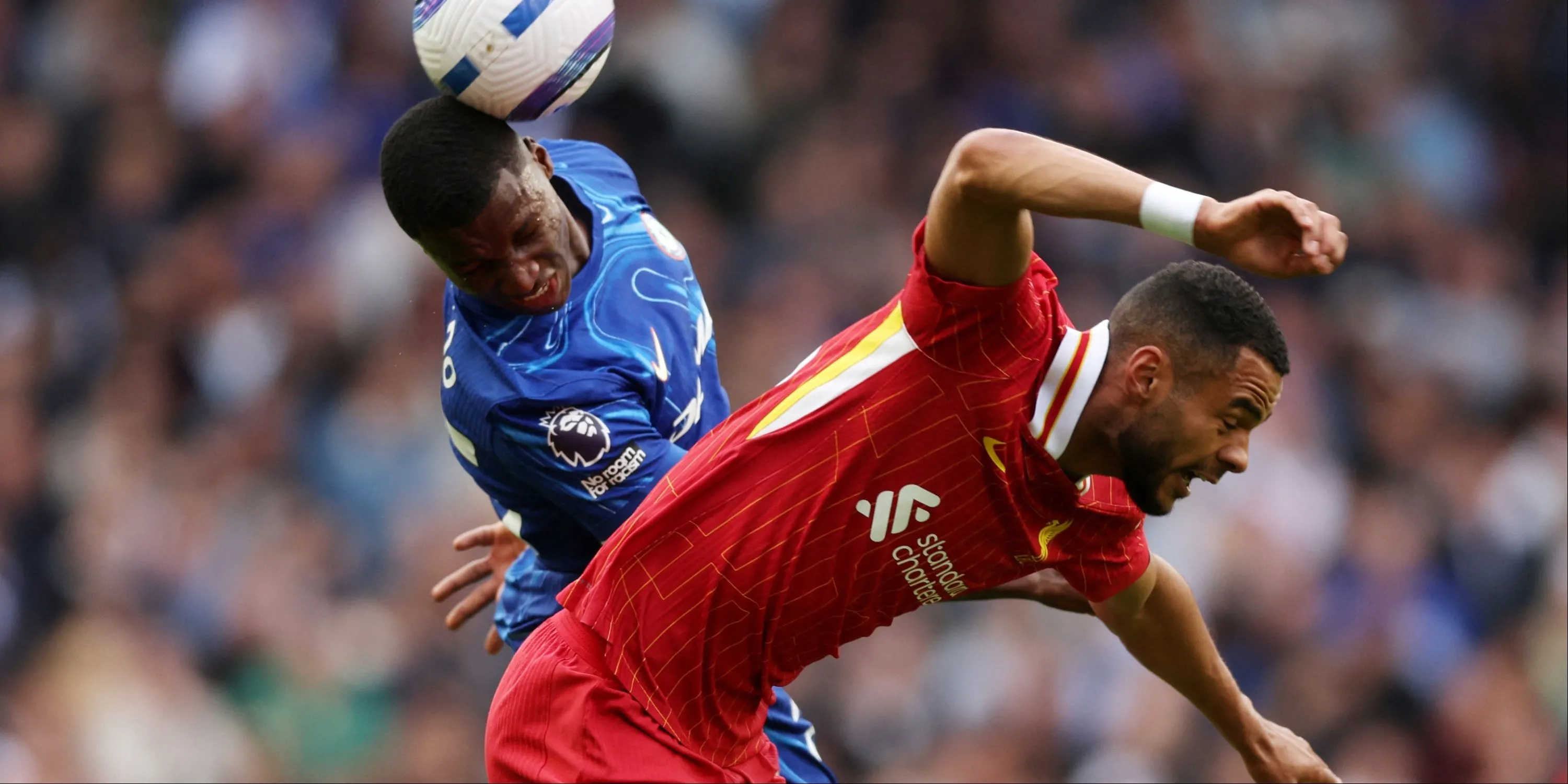 Moises Caicedo tranh chấp bóng quyết liệt với cầu thủ Liverpool
