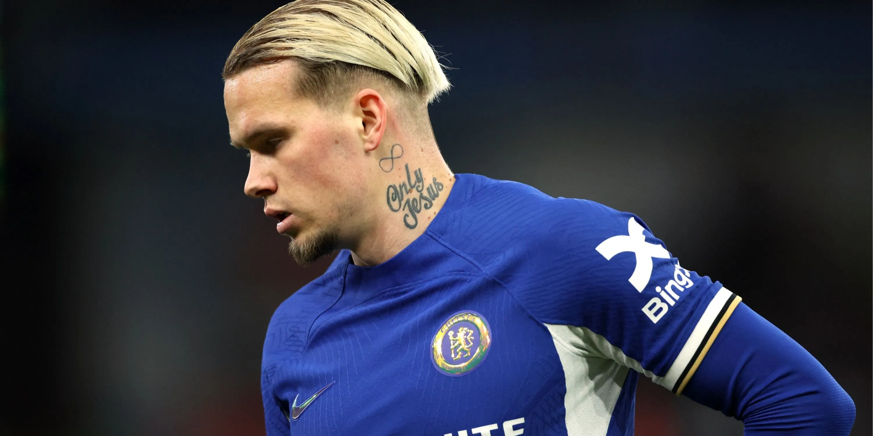 Mykhailo Mudryk đi bóng trong trận đấu cho Chelsea tại Ngoại hạng Anh