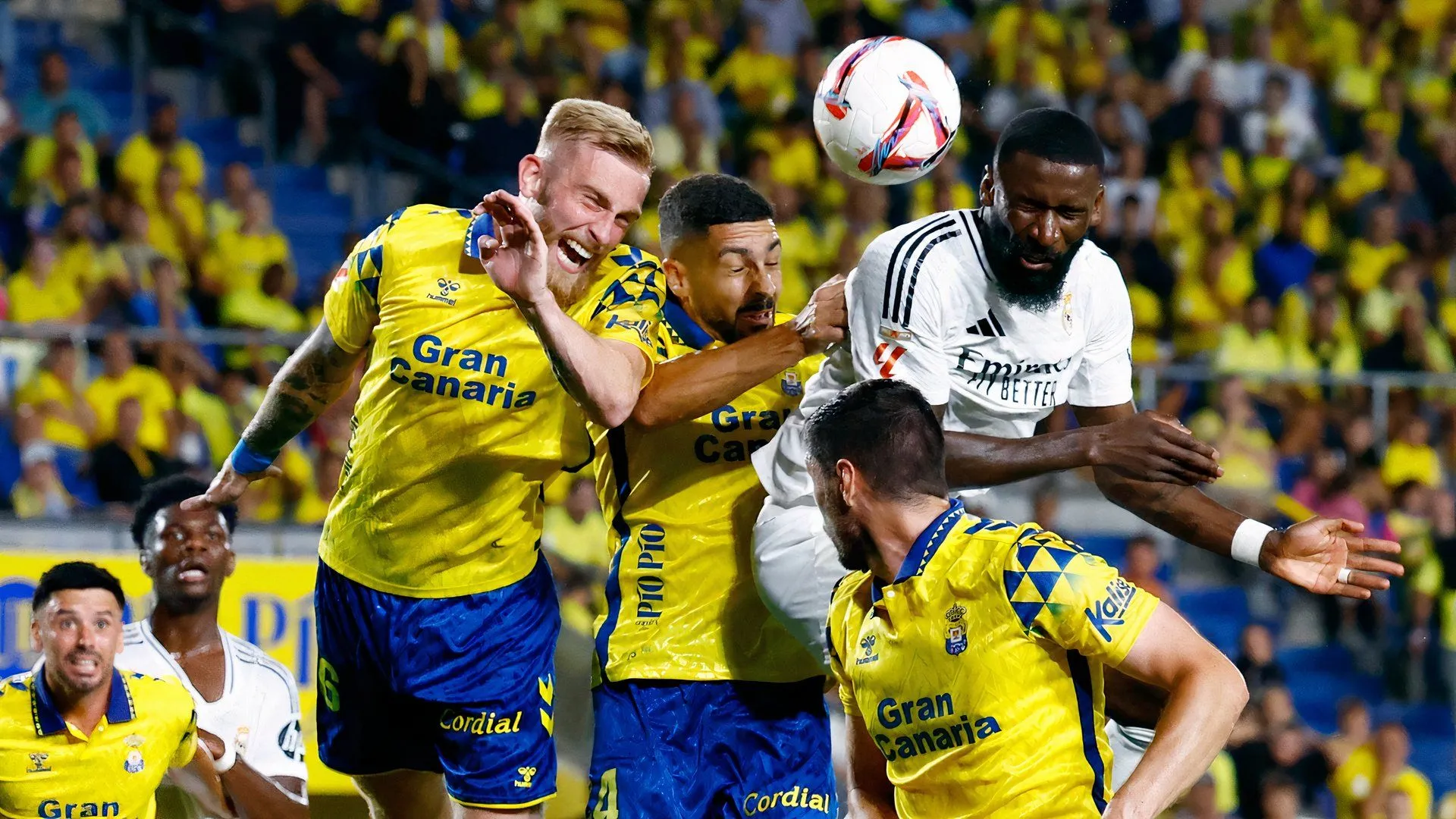 Oli McBurnie trong màu áo Las Palmas đối đầu Real Madrid
