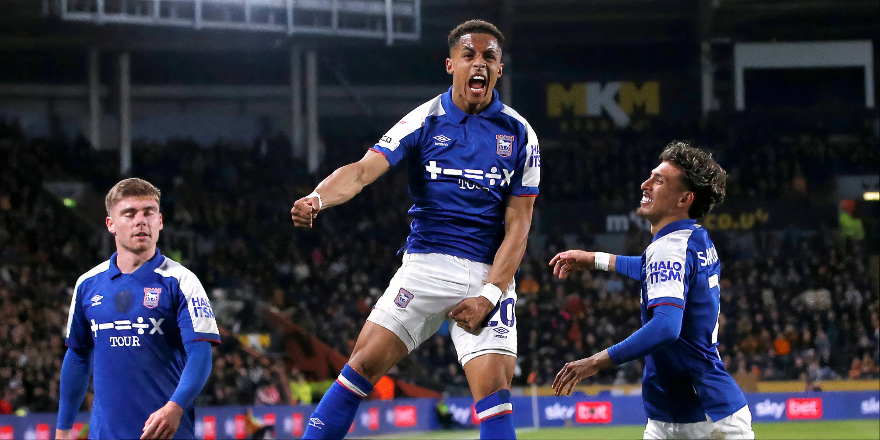 Omari Hutchinson (giữa) cùng đồng đội Leif Davis và Sarmiento tại Ipswich