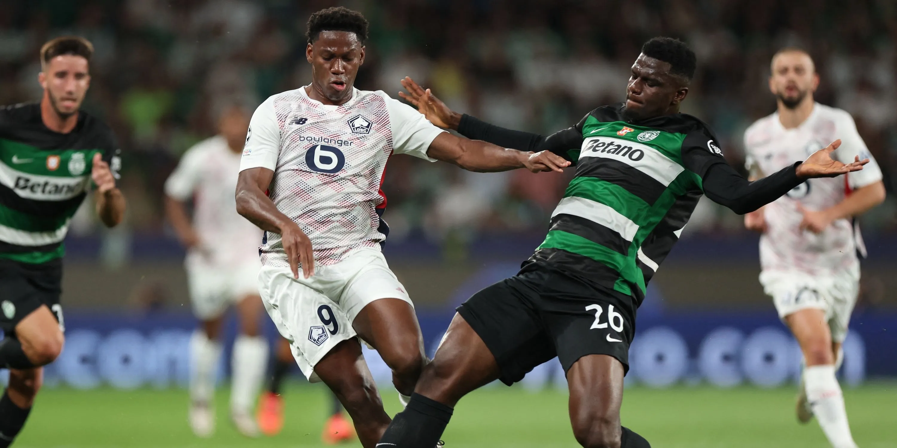 Ousmane Diomande (Sporting CP) tranh chấp với Jonathan David (Lille)