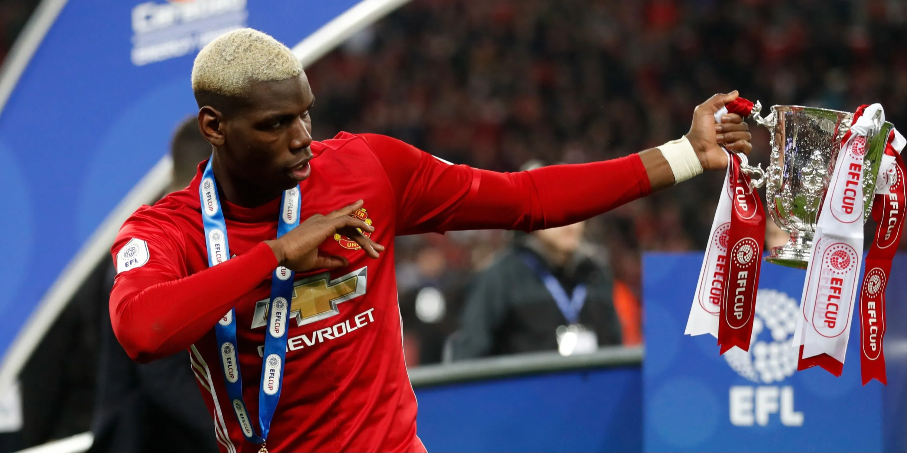 Paul Pogba thời còn khoác áo Manchester United nâng cao cúp Liên đoàn