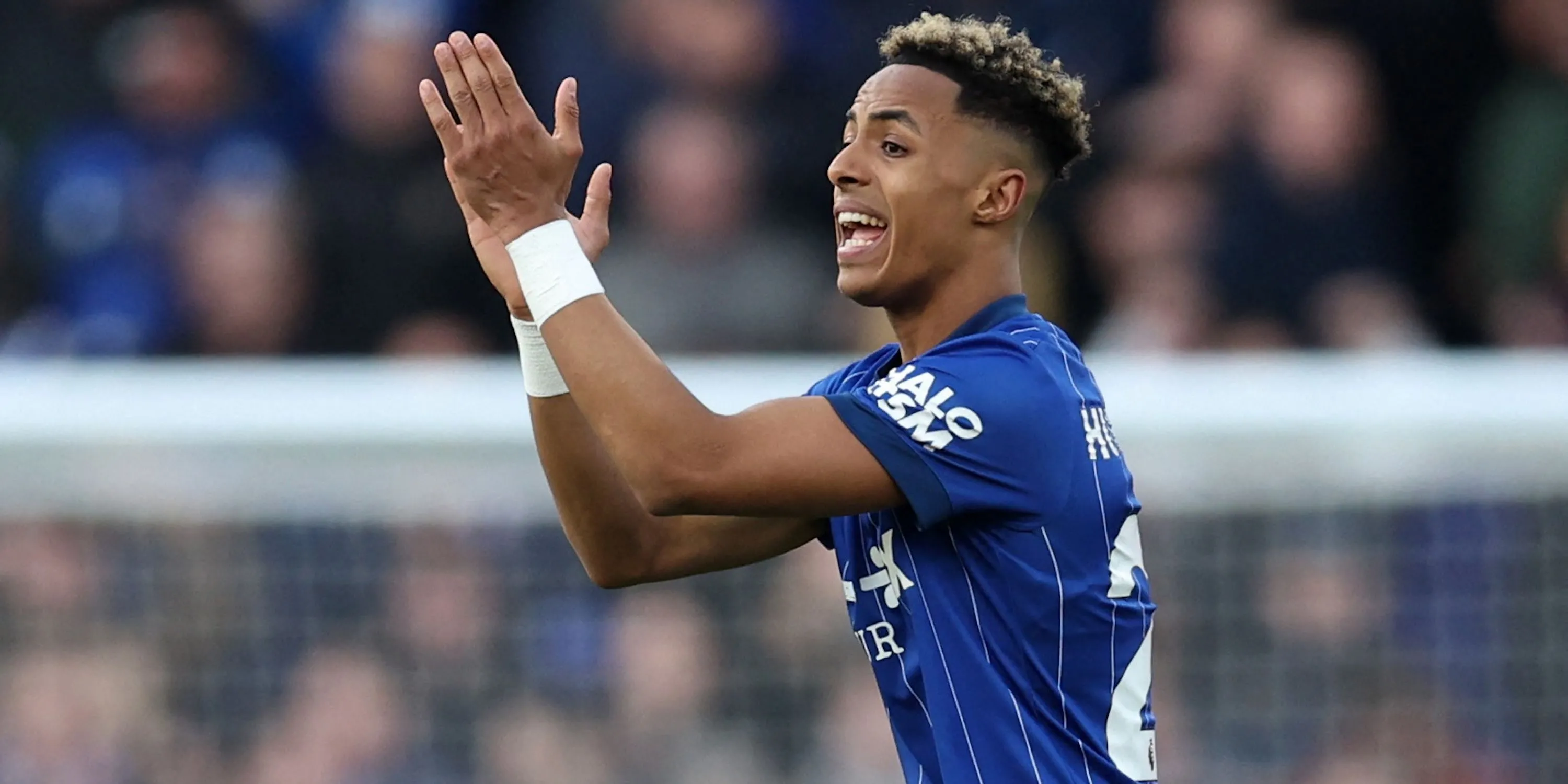 Phản ứng của Omari Hutchinson trong màu áo Ipswich Town