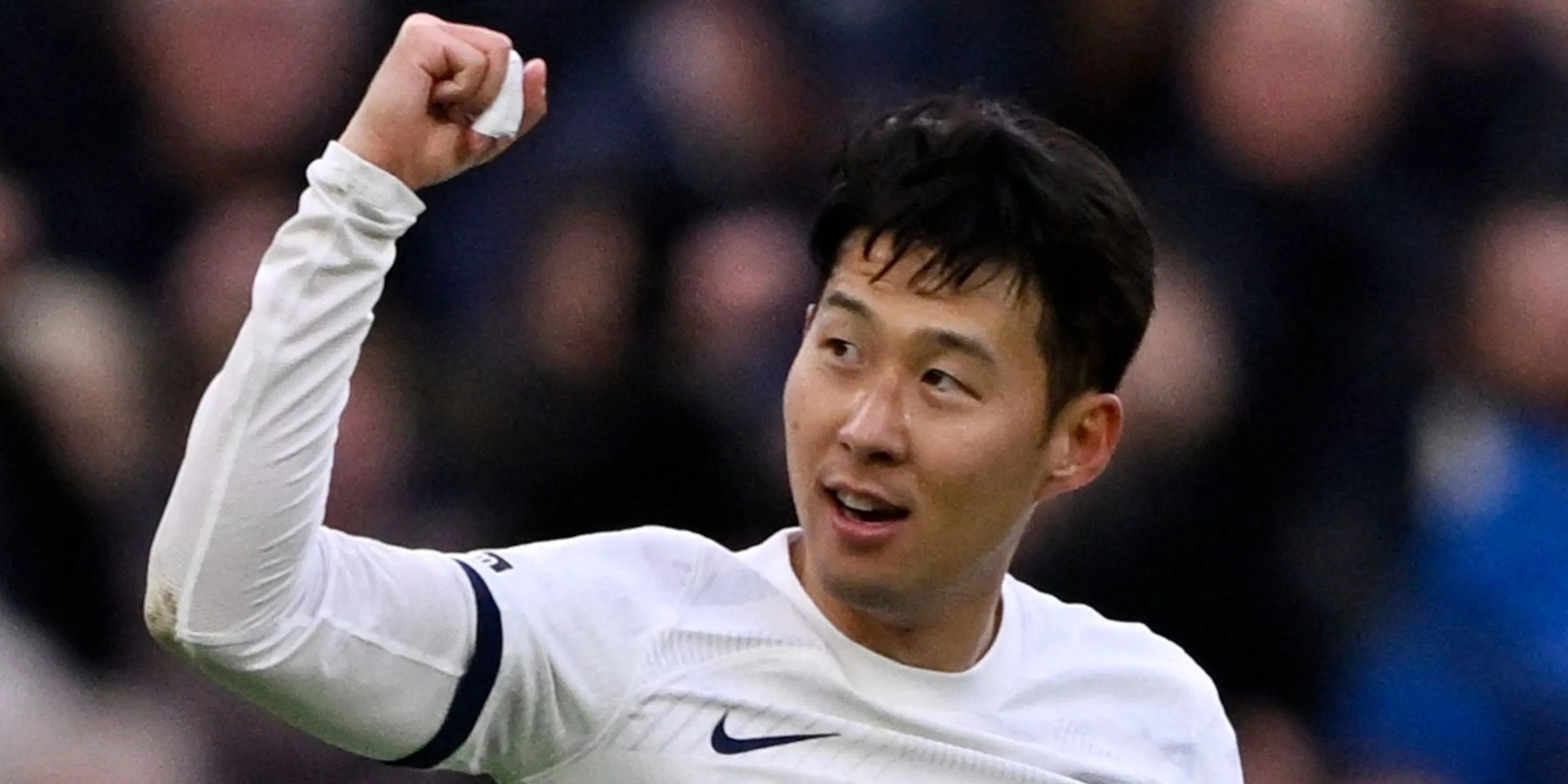 Son Heung-min tiền đạo Tottenham ăn mừng bàn thắng với nụ cười rạng rỡ