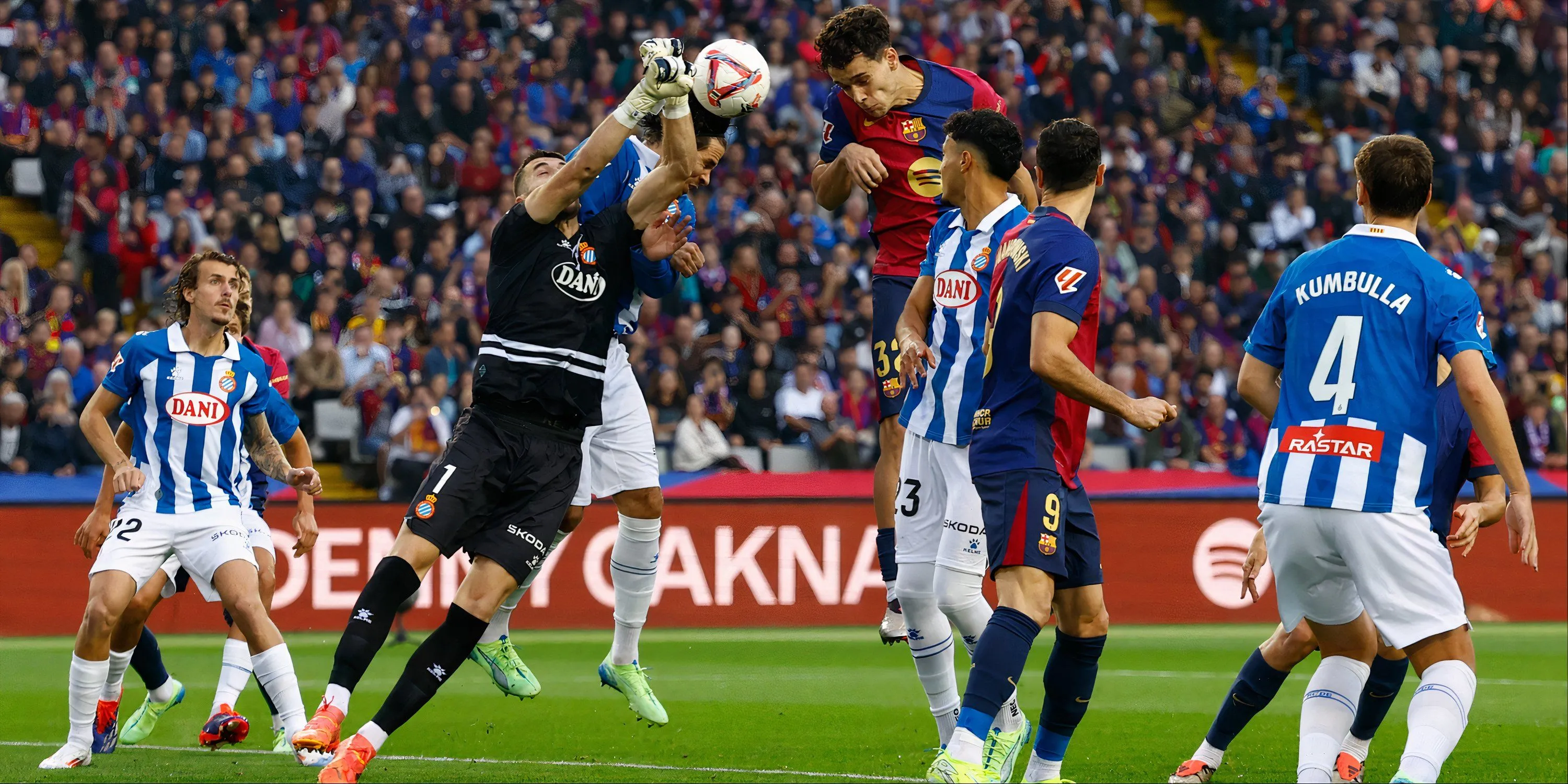 Thủ môn Joan Garcia của Espanyol trong một pha cứu thua