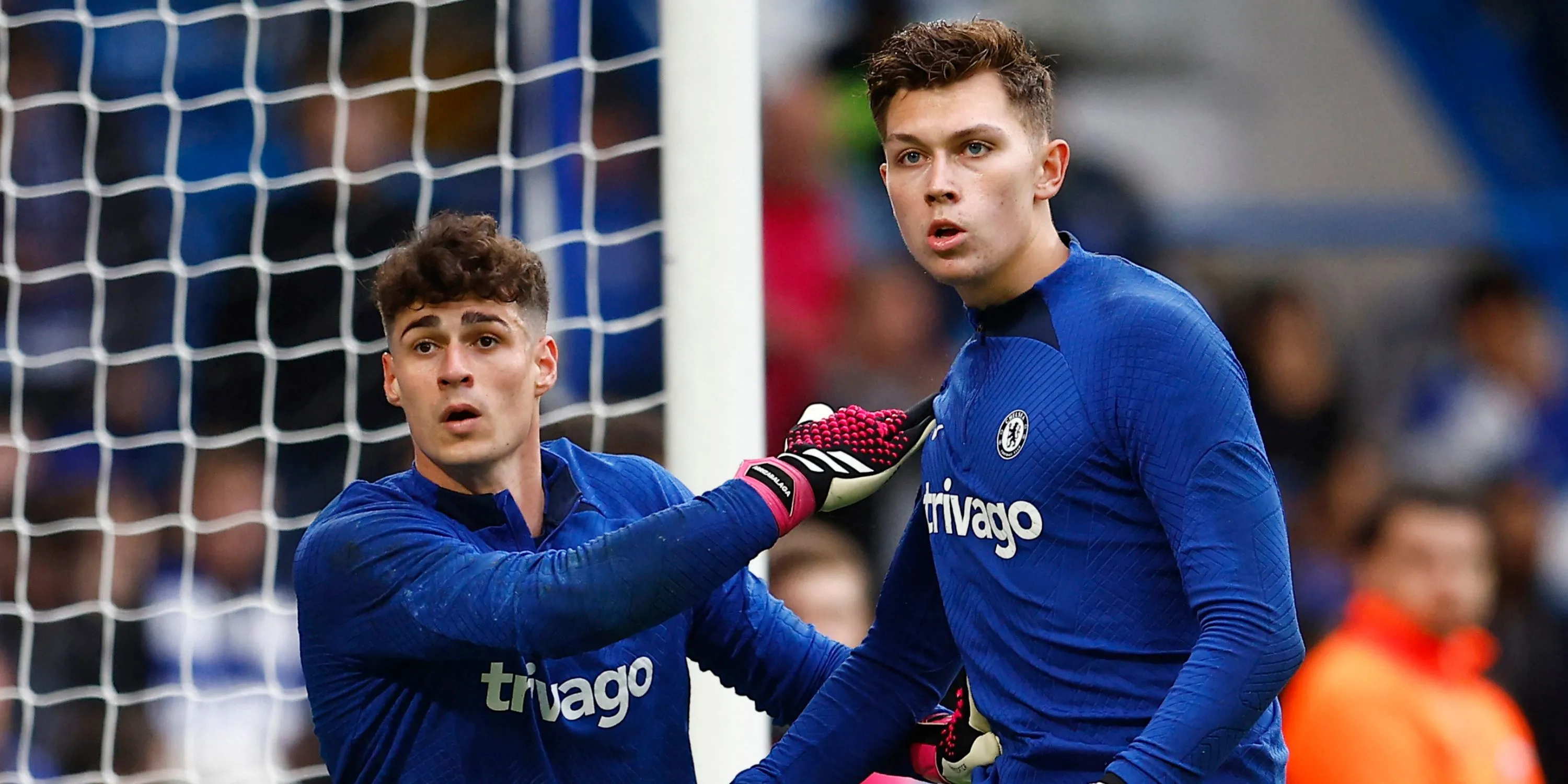 Thủ môn trẻ Gabriel Slonina trong màu áo tập luyện của Chelsea
