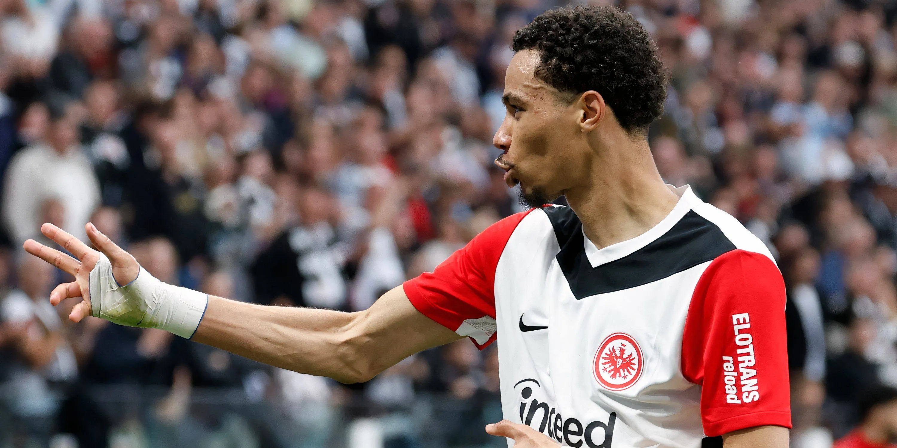 Tiền đạo Hugo Ekitiké của Eintracht Frankfurt đang thi đấu