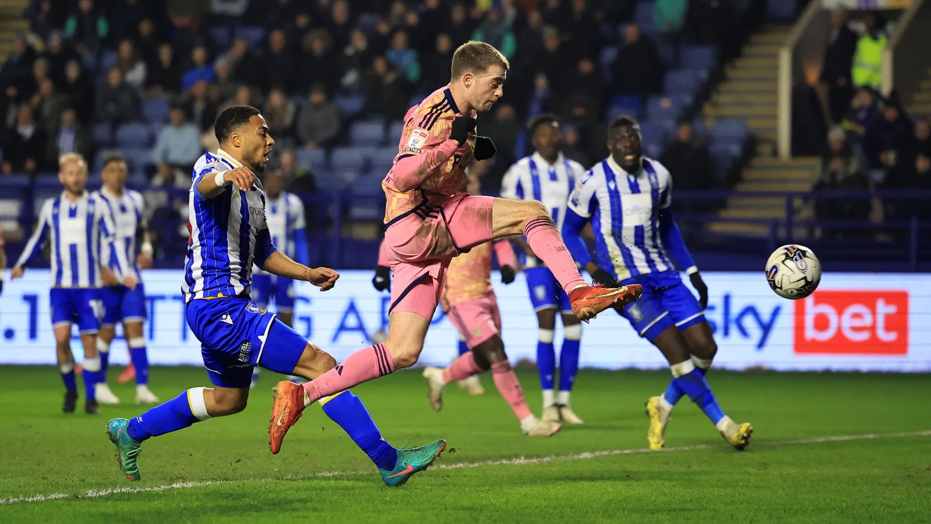 Tiền đạo Patrick Bamford của Leeds United nhìn về phía trước trong trận đấu