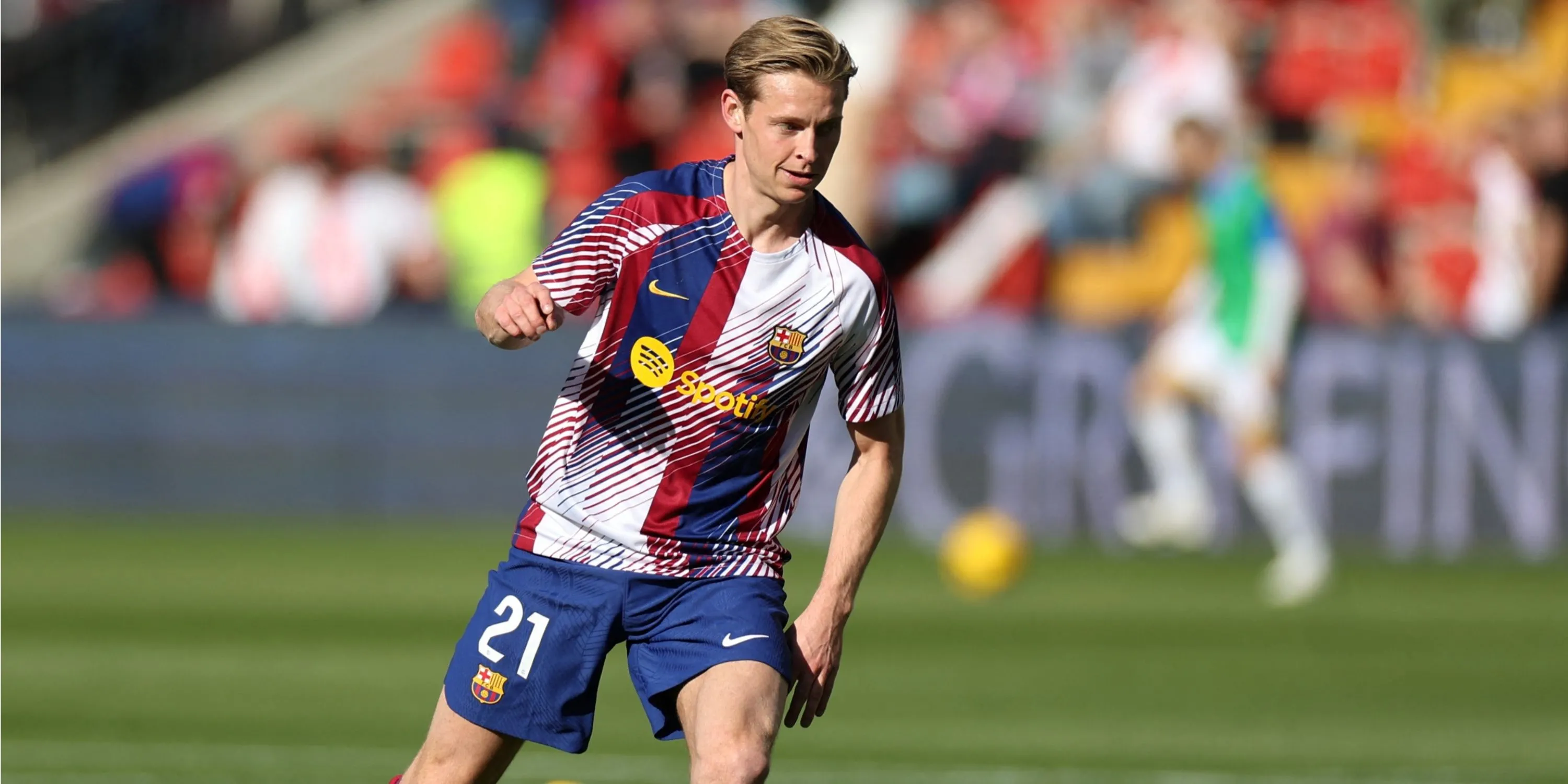 Tiền vệ Barcelona Frenkie De Jong tranh chấp bóng quyết liệt