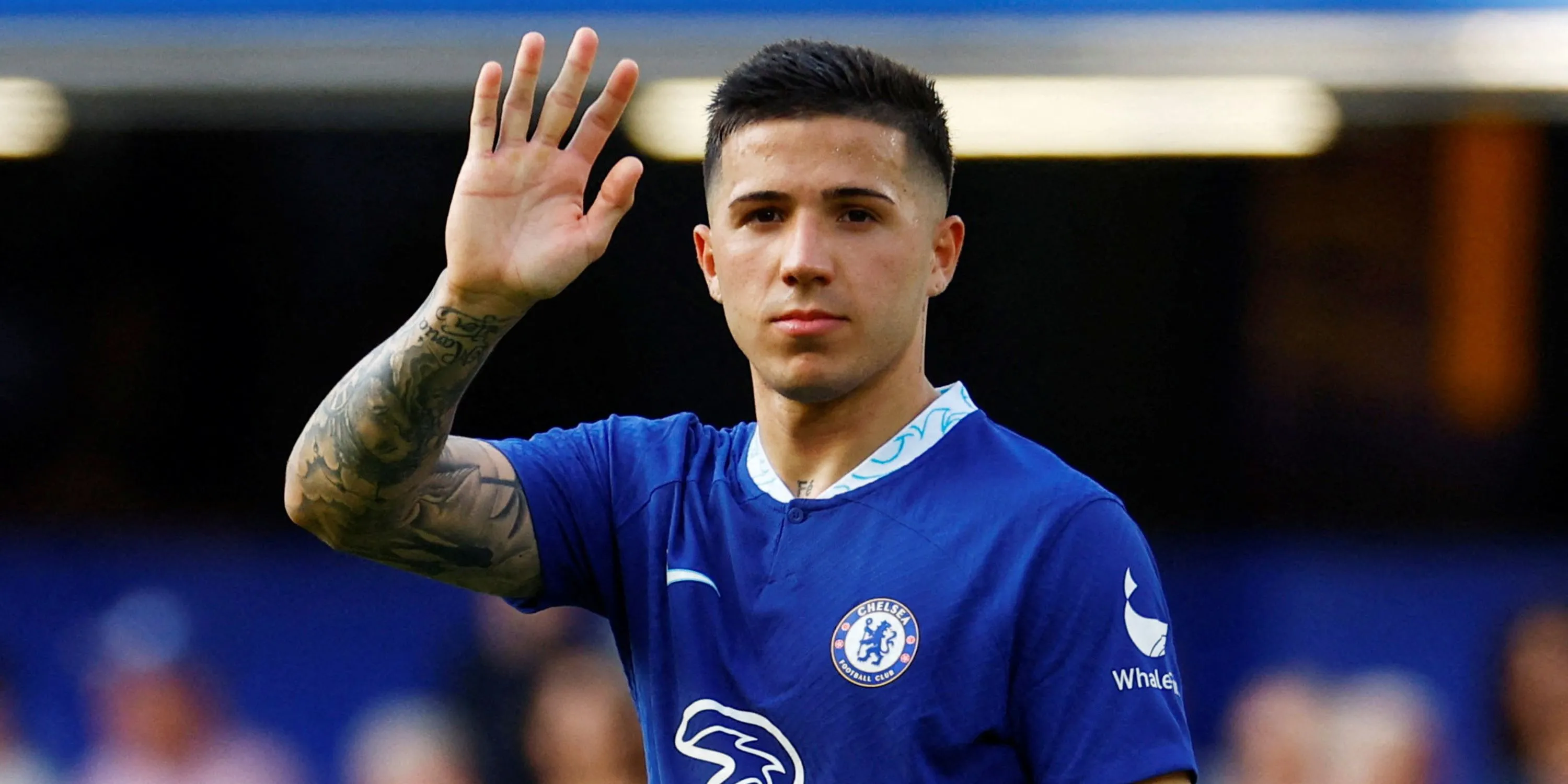 Tiền vệ Enzo Fernandez điều tiết bóng cho Chelsea ở Premier League