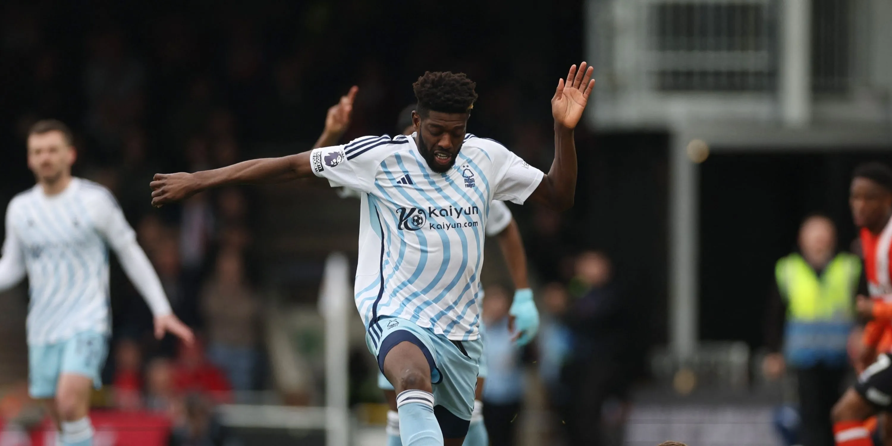 Tiền vệ Ibrahim Sangare của Nottingham Forest thi đấu trên sân