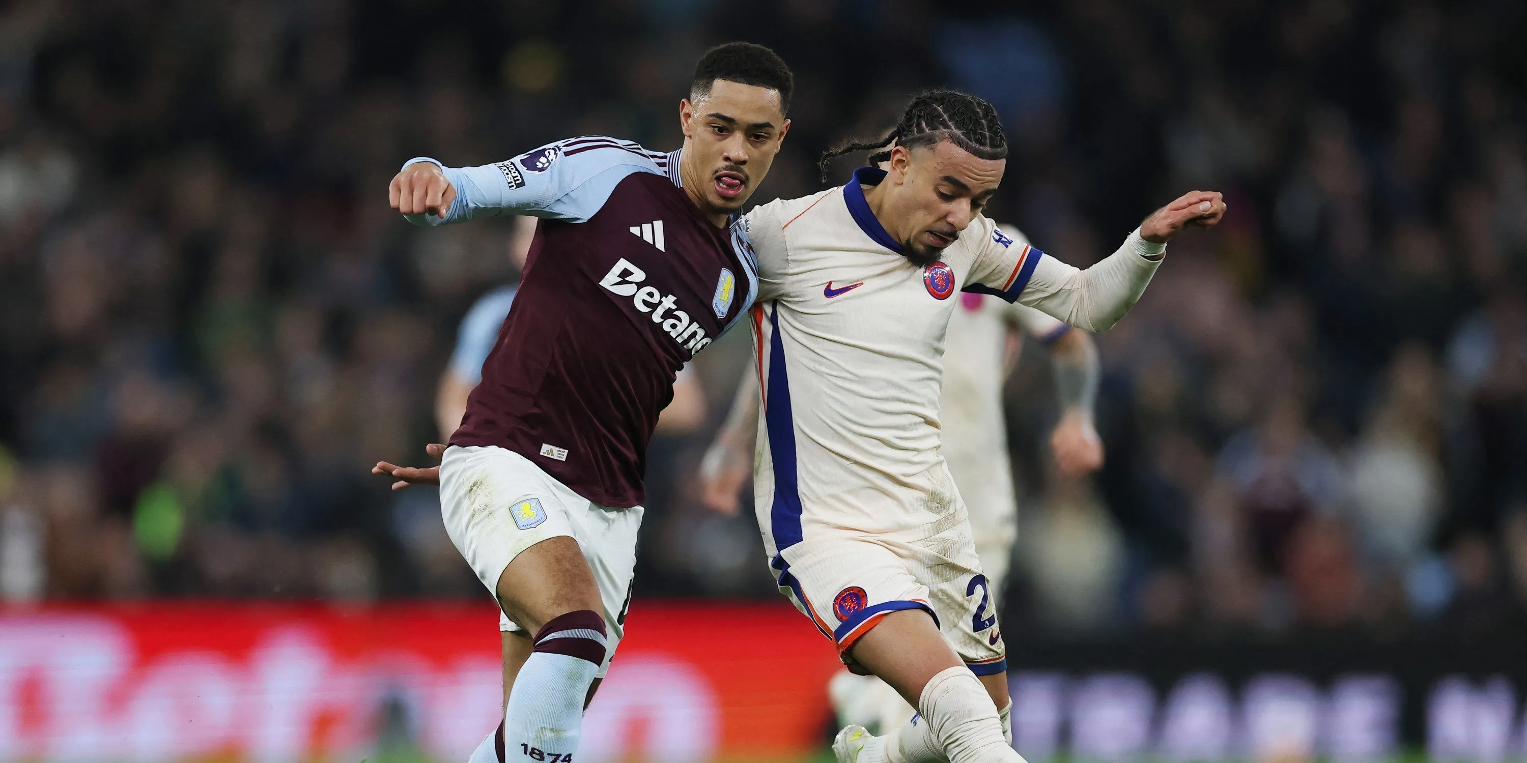 Tiền vệ Jacob Ramsey của Aston Villa thi đấu trên sân