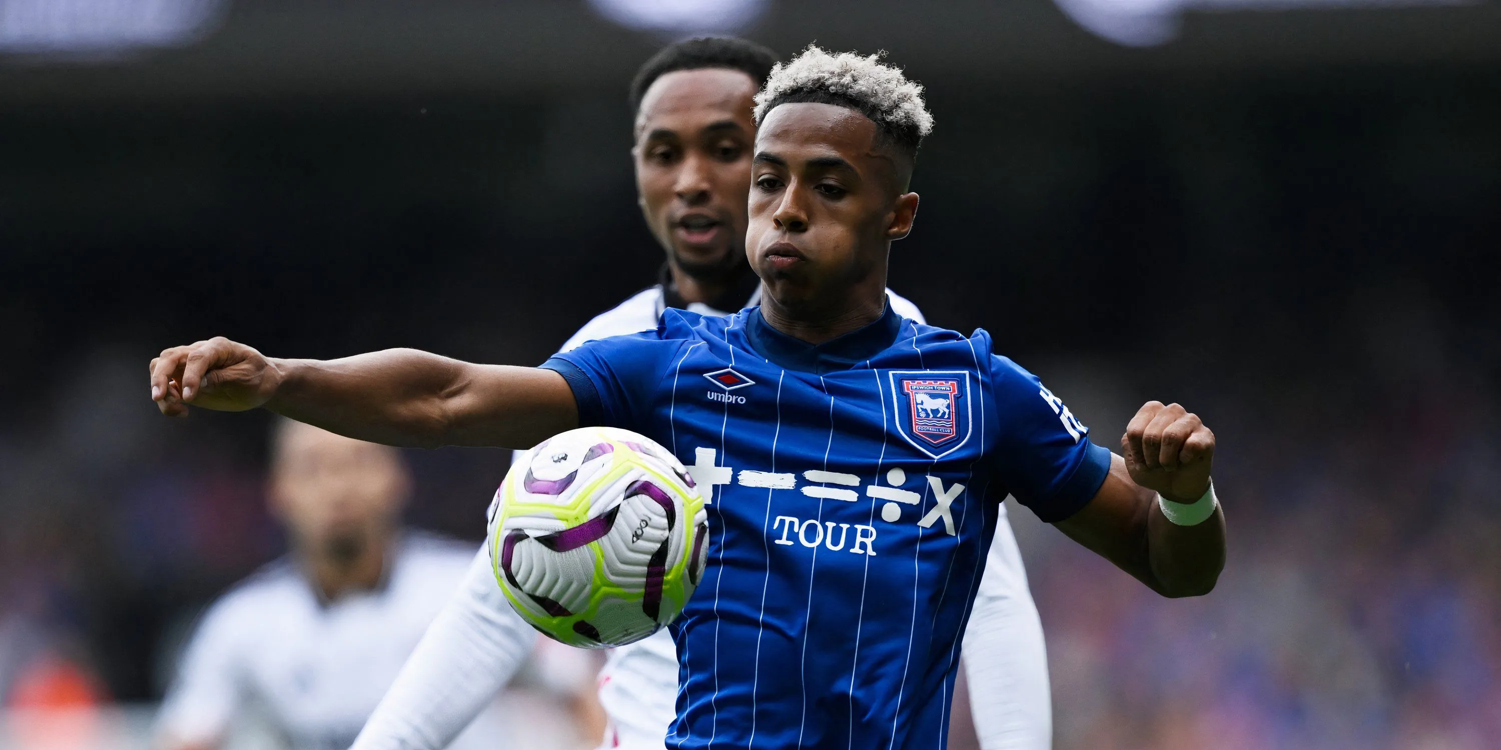 Tiền vệ tấn công Omari Hutchinson ăn mừng bàn thắng cho Ipswich Town