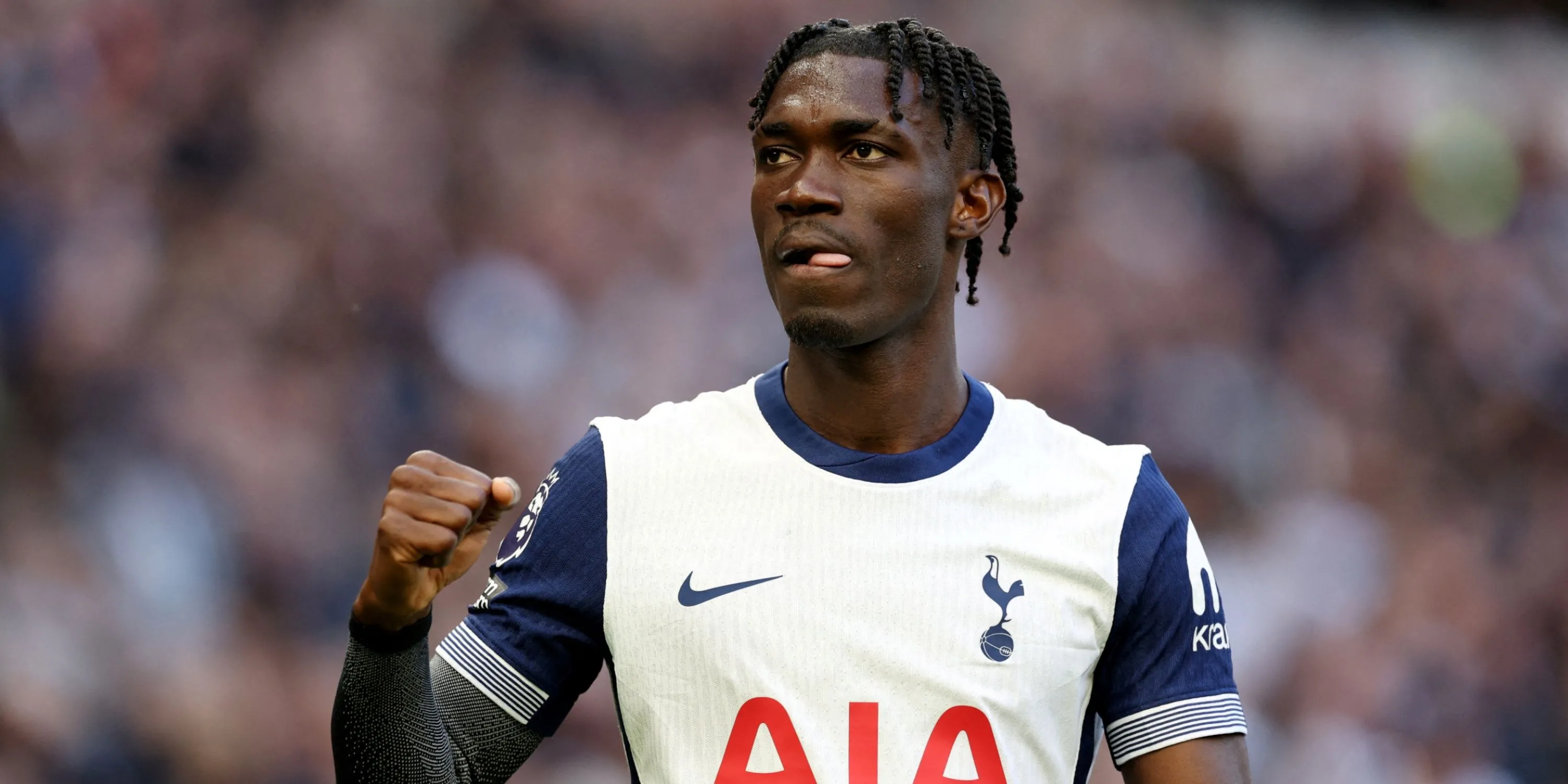 Tiền vệ Yves Bissouma của Tottenham trong một pha tranh chấp bóng