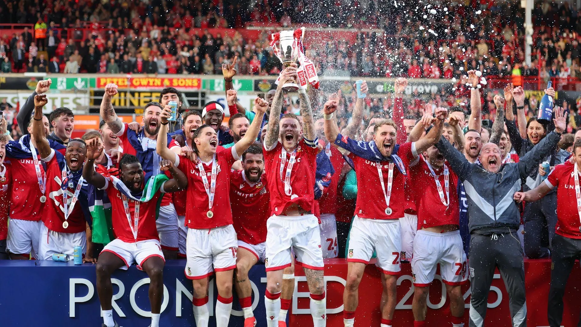 Các cầu thủ Wrexham ăn mừng thăng hạng lên chơi ở Championship