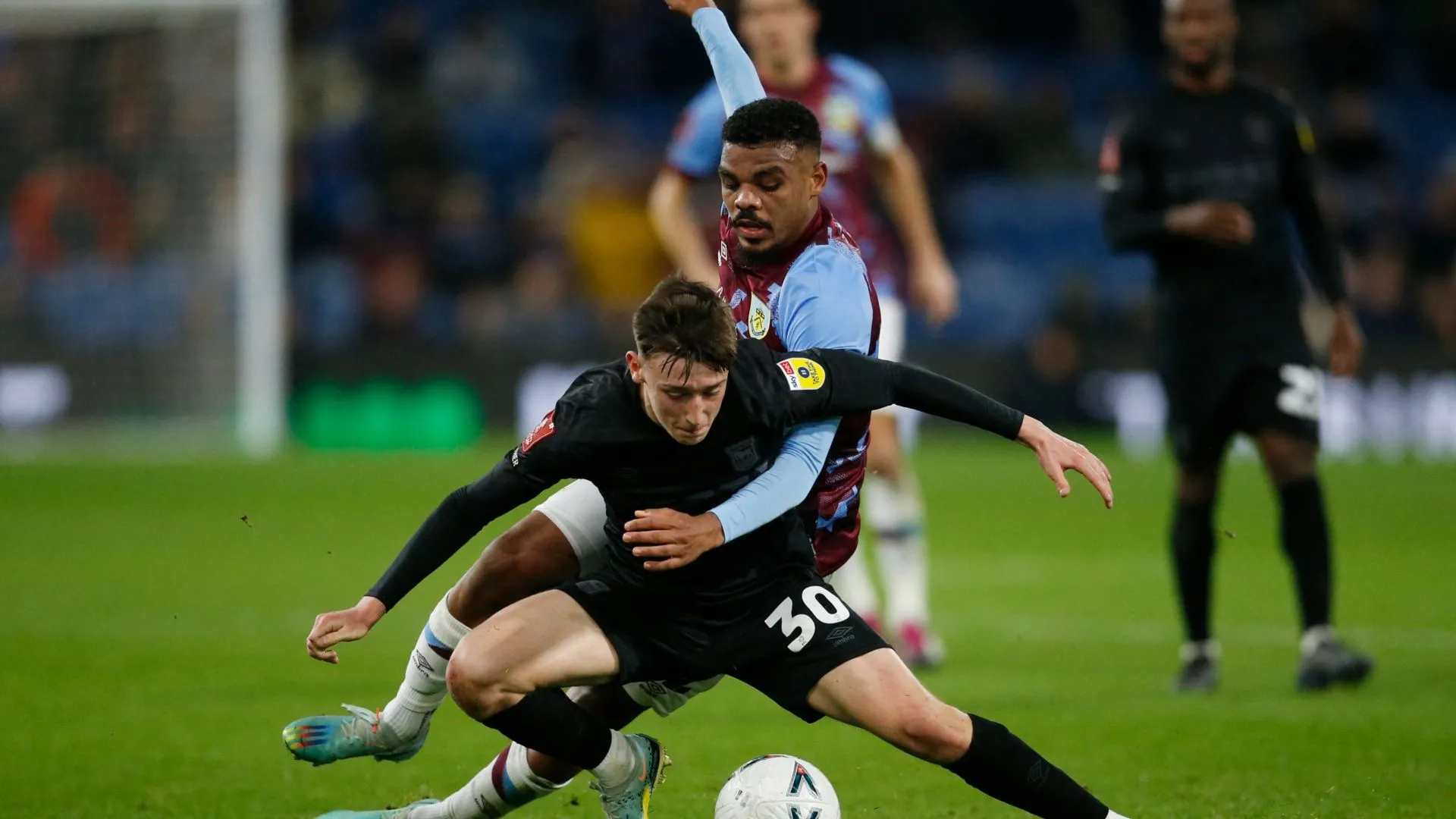 Cameron Humphreys sau mùa giải cho mượn thành công tại Wycombe Wanderers