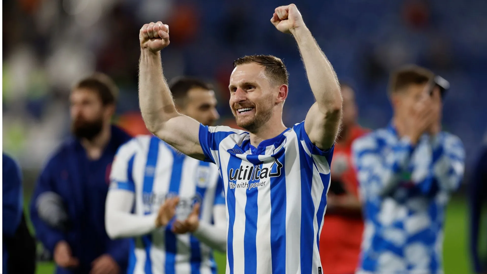Cận cảnh khuôn mặt hậu vệ Tom Lees thể hiện cảm xúc trong trận đấu của Huddersfield Town
