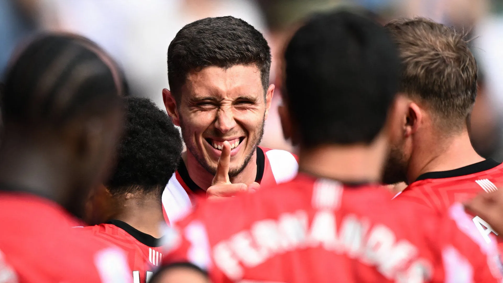 Chân dung tiền đạo Ross Stewart trong màu áo Southampton