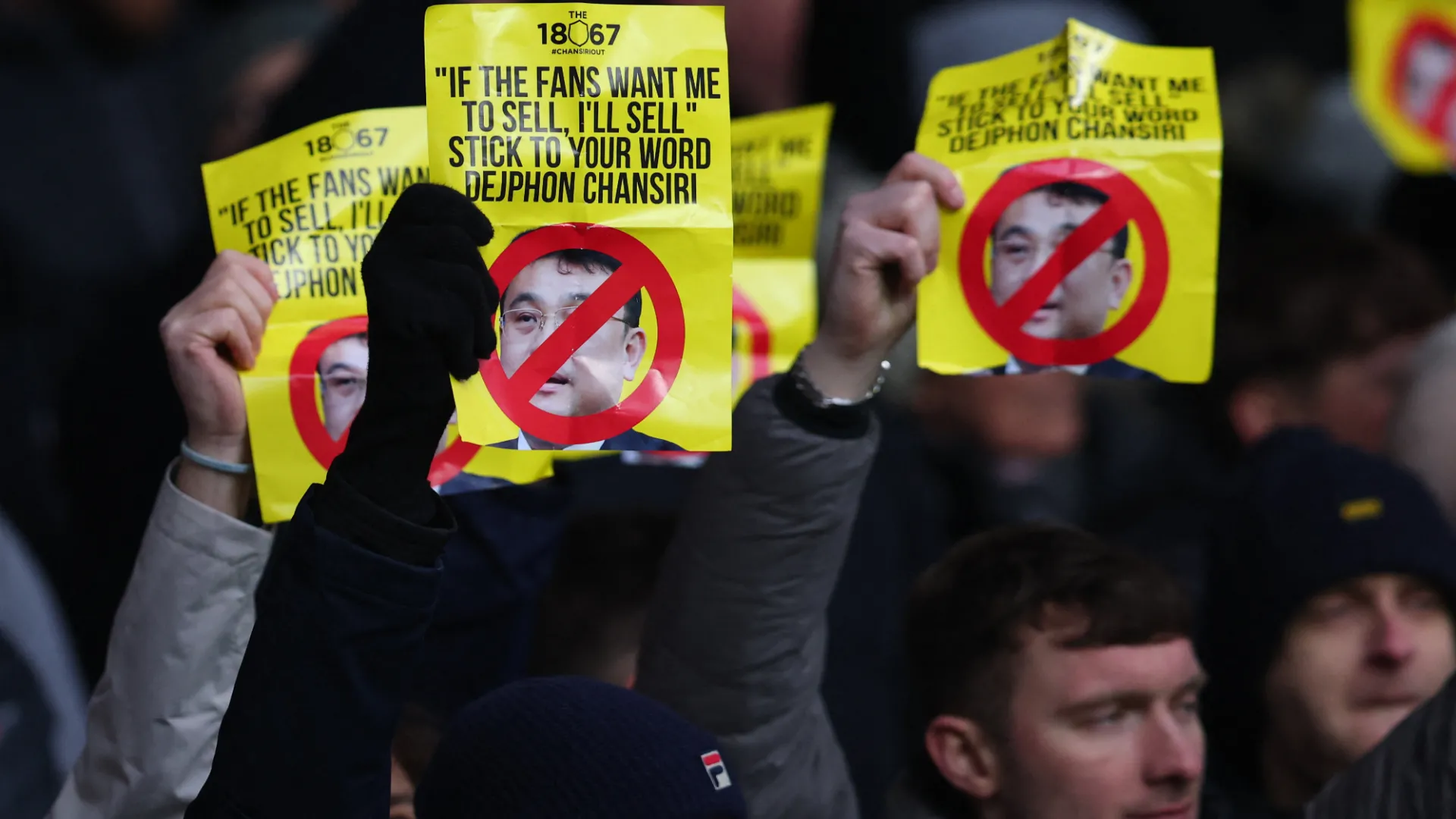 Cổ động viên Sheffield Wednesday biểu tình phản đối ông chủ Dejphon Chansiri vì các vấn đề tài chính