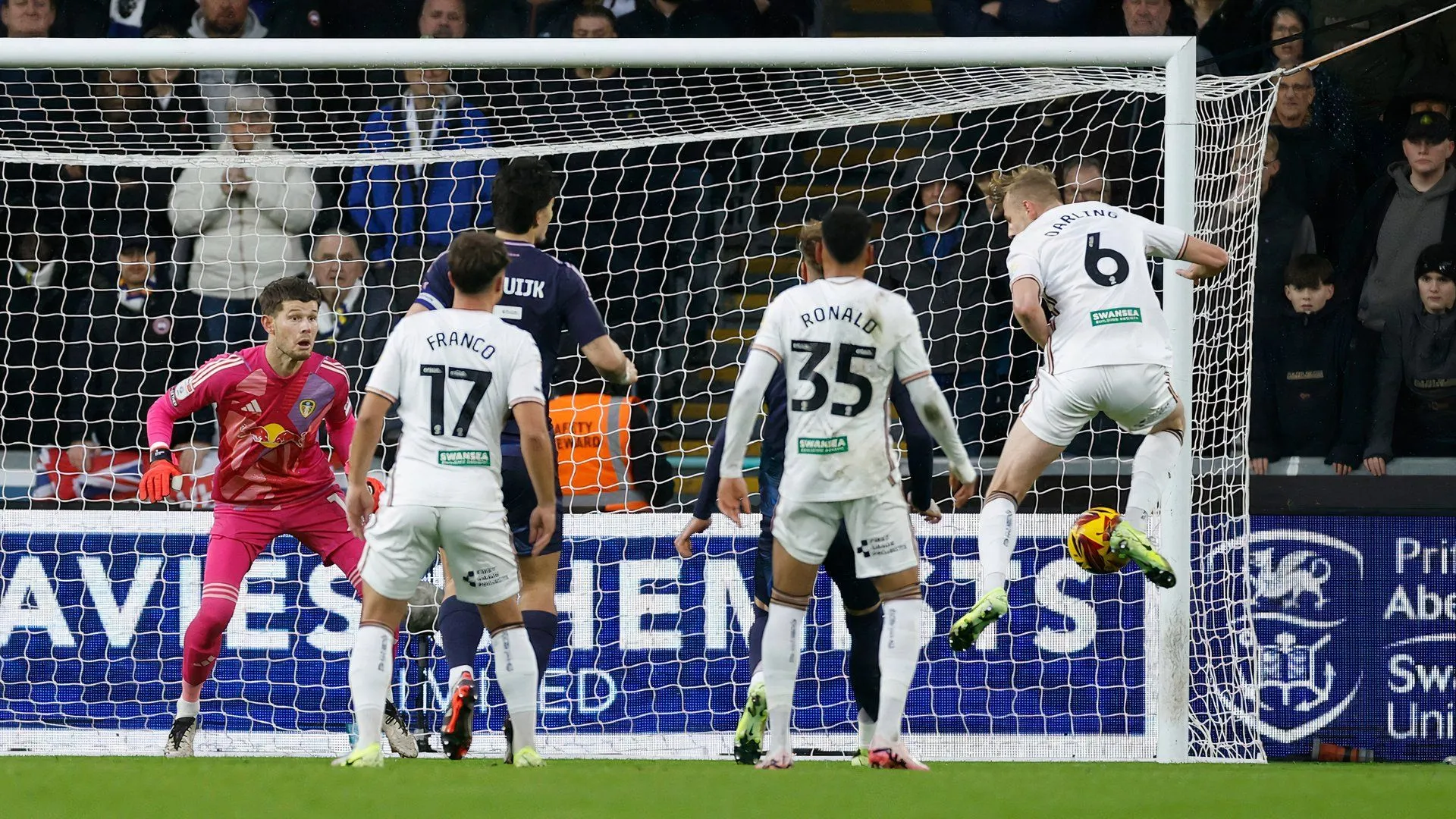Harry Darling ăn mừng bàn thắng trong màu áo Swansea City