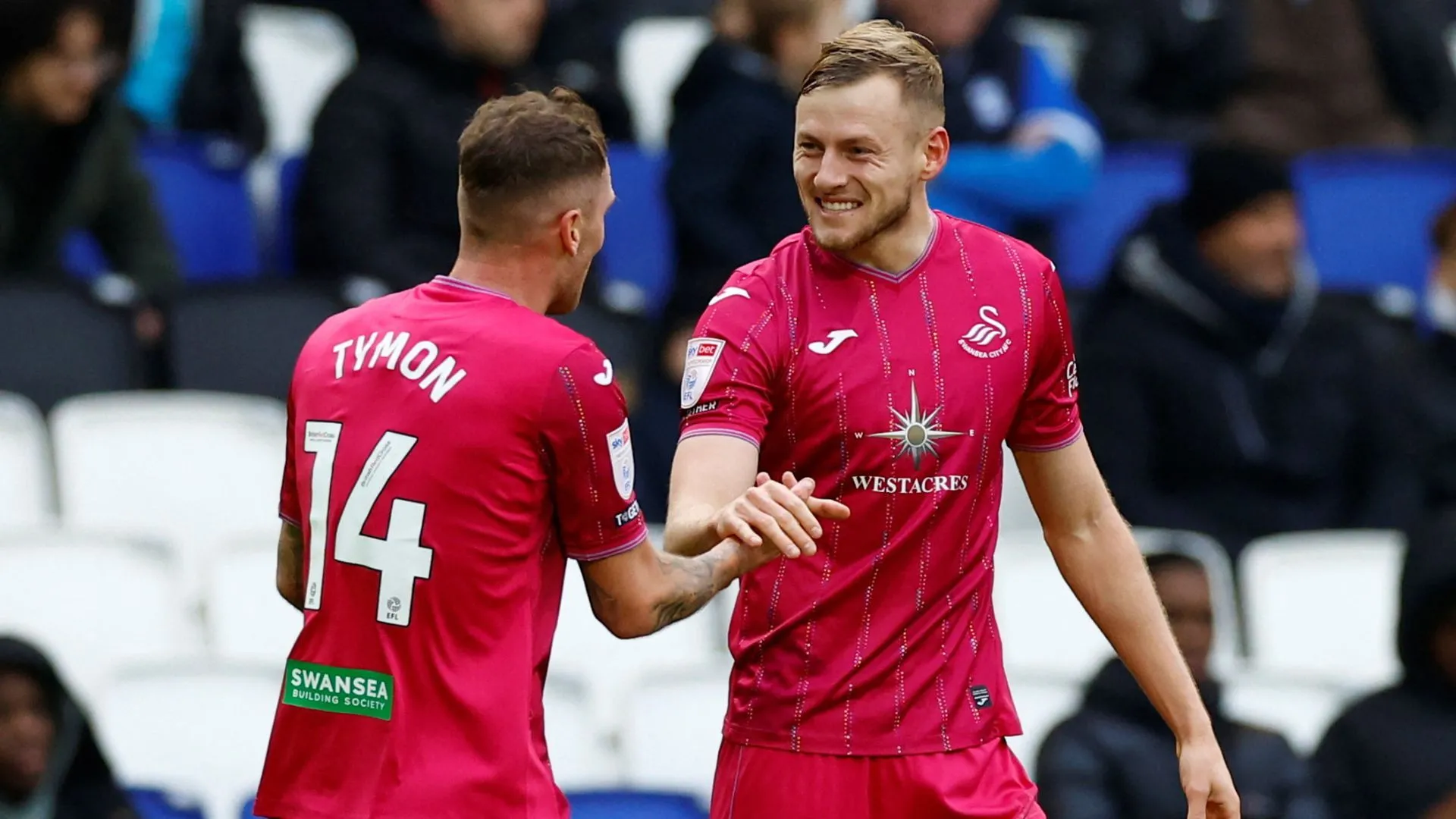 Harry Darling (phải) cùng đồng đội Josh Tymon tại Swansea City