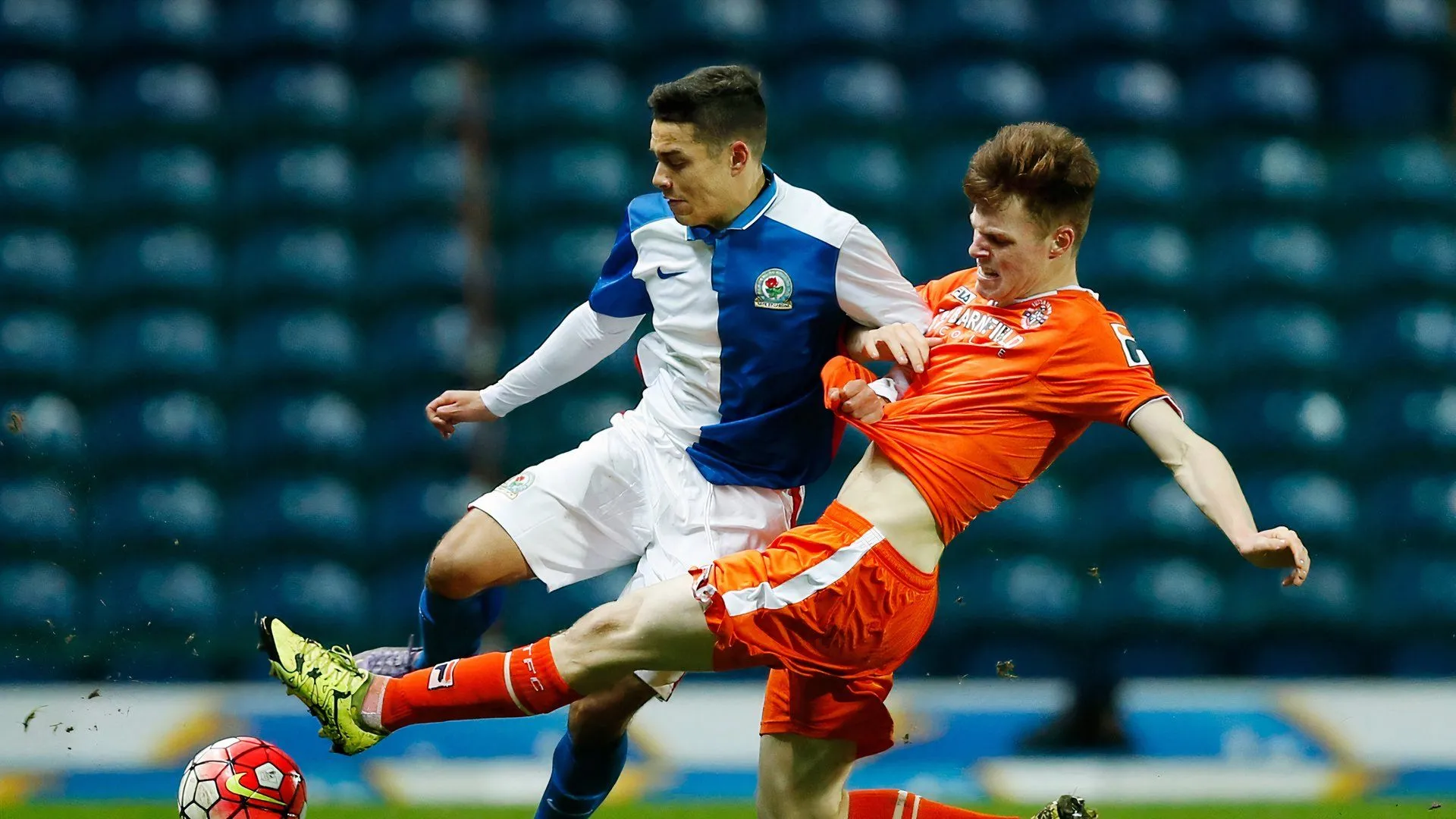 Hậu vệ Cameron McJannet của Grimsby Town
