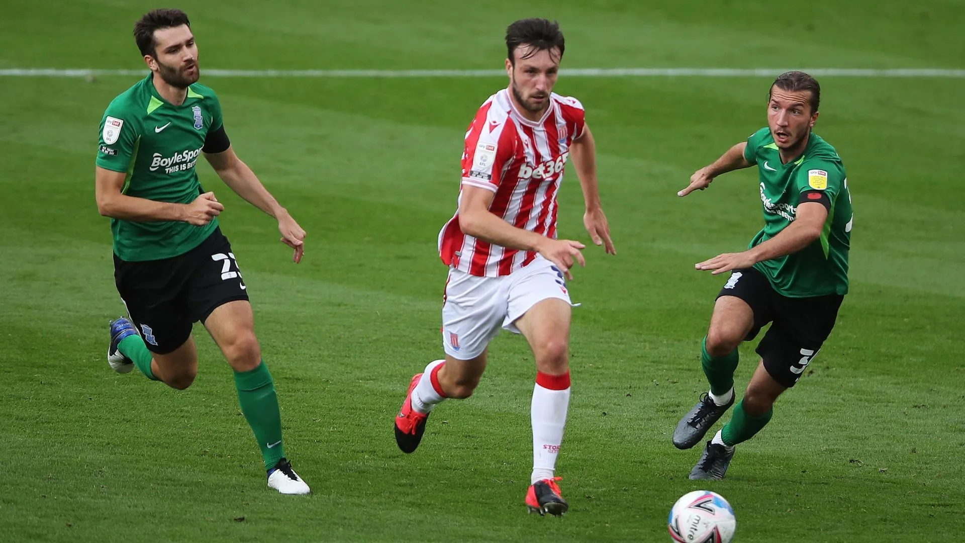 Hậu vệ Morgan Fox trong màu áo Queens Park Rangers