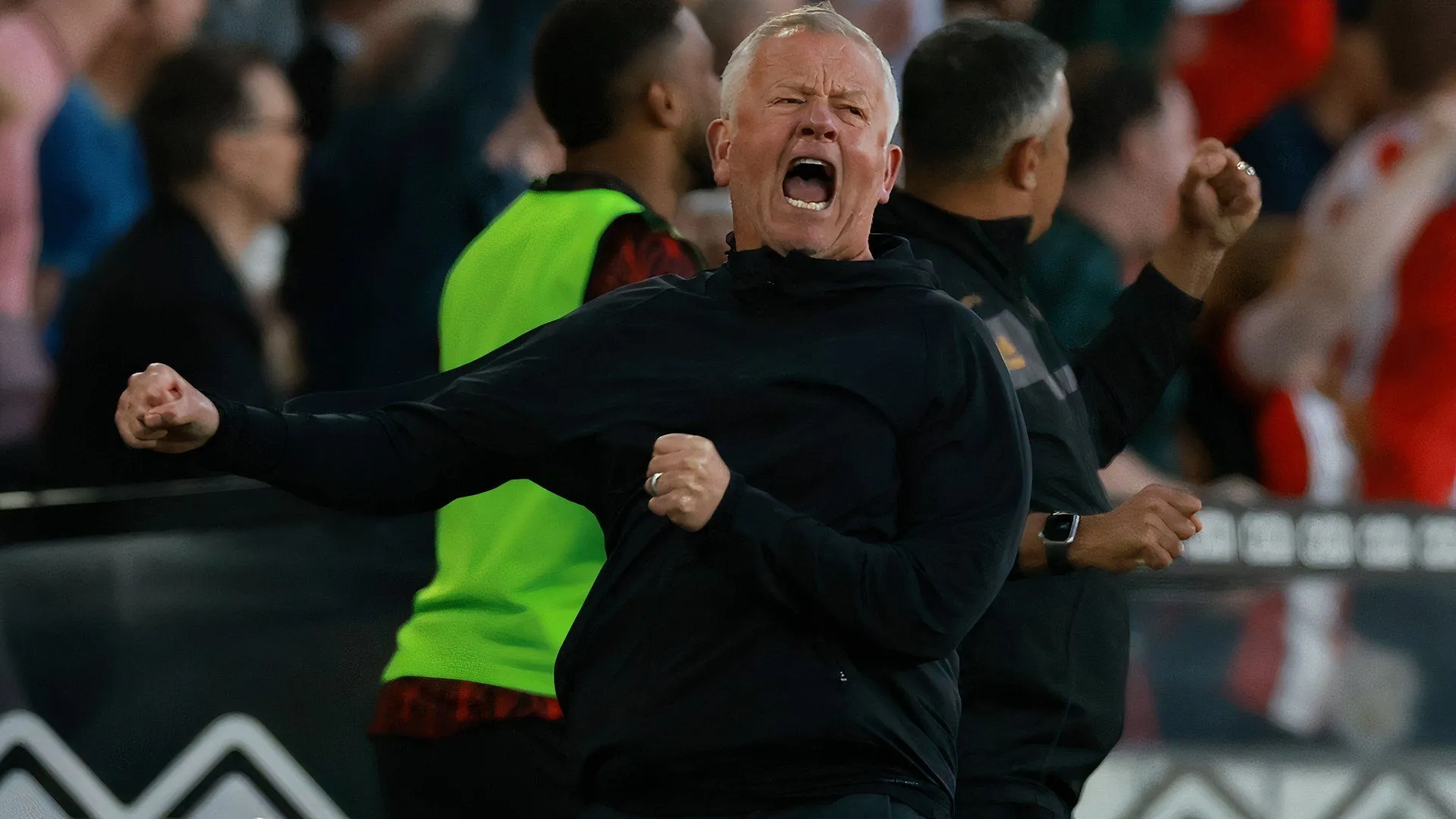HLV Chris Wilder của Sheffield United trong trận đấu, người đang cố gắng giữ chân Michael Cooper
