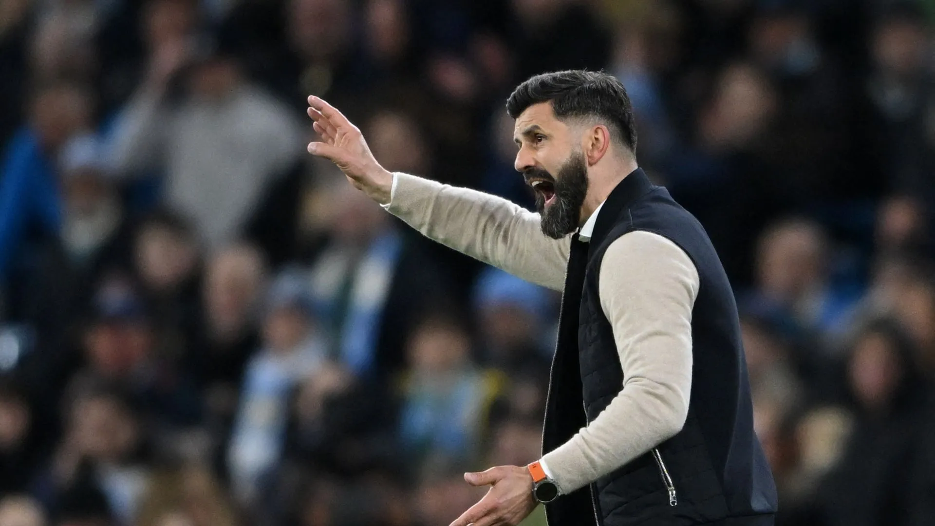 HLV Miron Muslic, người vừa rời Plymouth Argyle sang Schalke 04