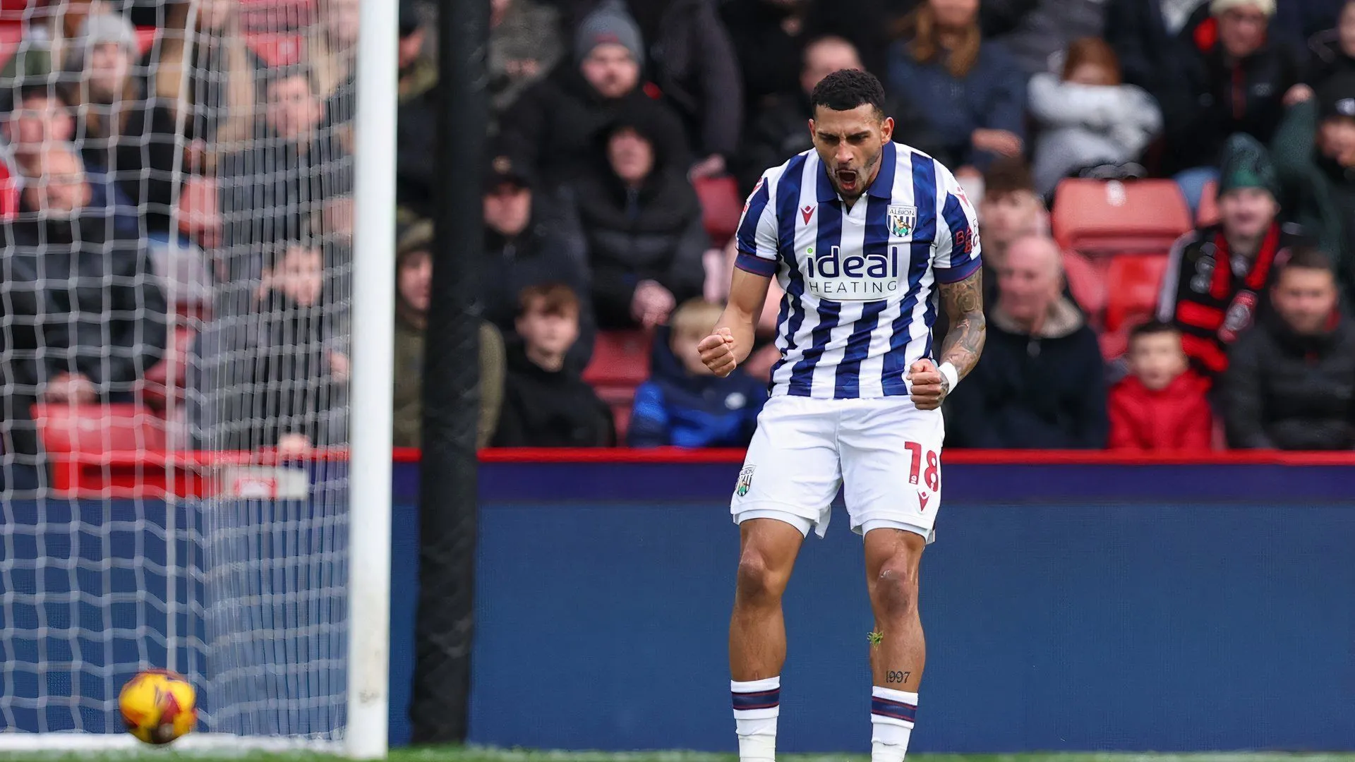 Karlan Grant ăn mừng bàn thắng cho West Brom trong trận đấu với Sheffield United