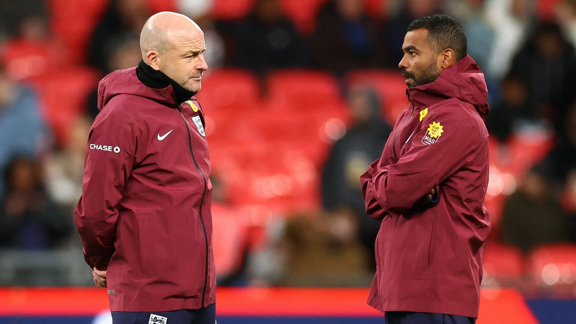 Lee Carsley và Ashley Cole